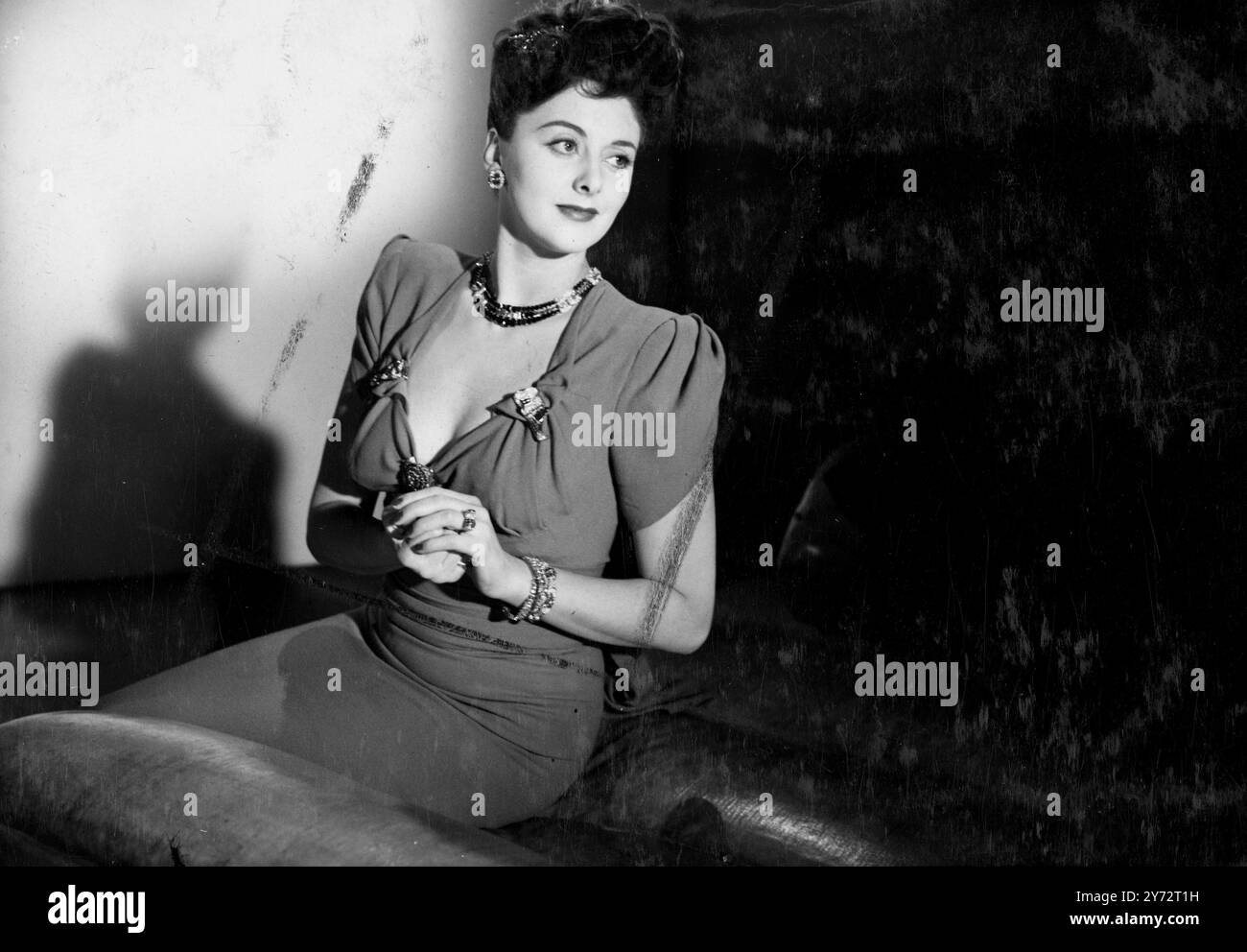 La star britannica del cinema Pamela Matthews modella gioielli inglesi del valore di £50.000 (capelli e clip vestite, anelli, collane e orecchini, composti da diamanti, rubini e zaffiri) parte di una mostra di £100.000 che sarà portata in Sud Africa dal signor Keith Grayson, gioielliere londinese, per essere esposta durante la visita reale. 10 dicembre 1946 Foto Stock