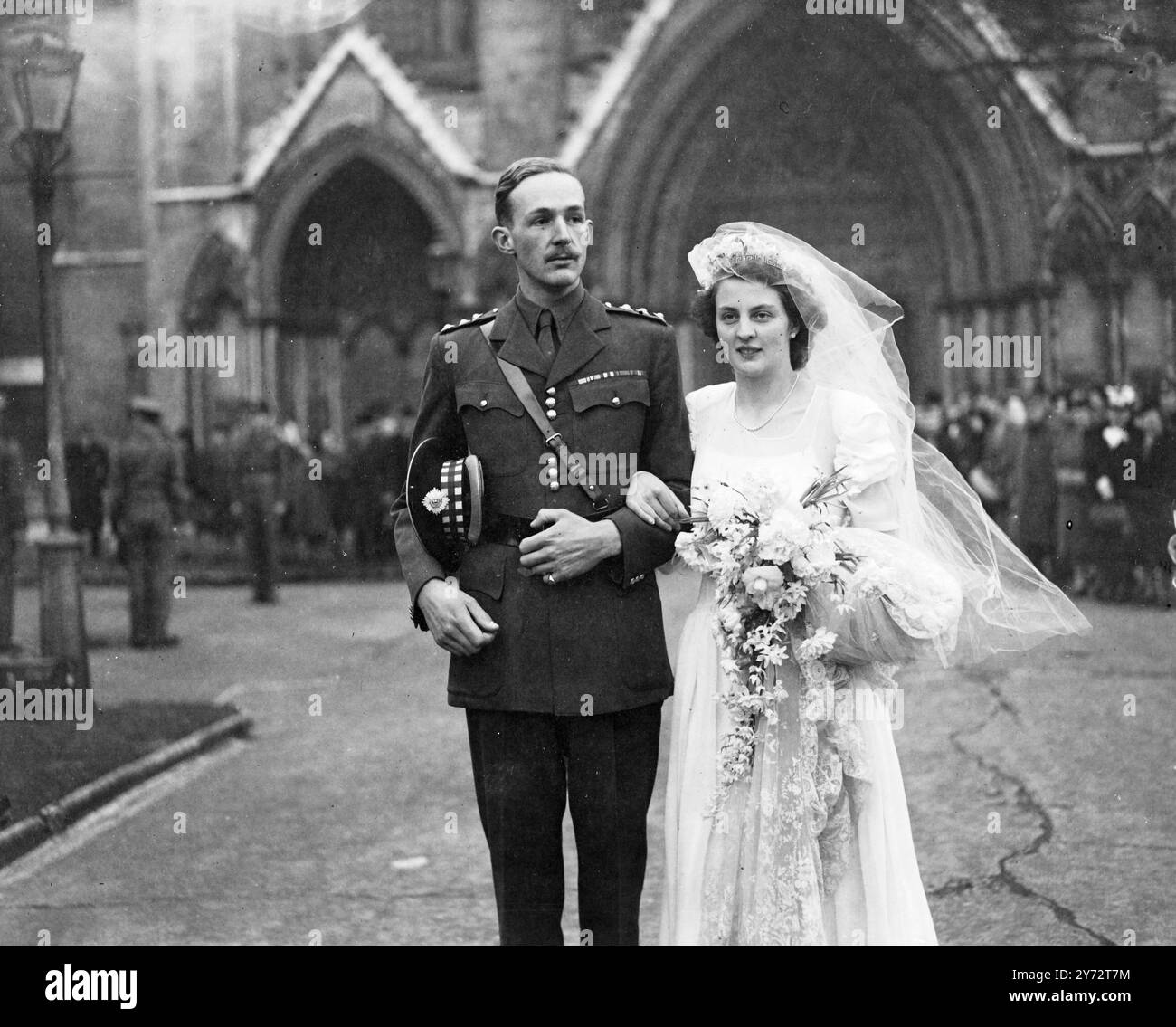 Capitano Peter Gibbs - le guardie scozzesi e Miss Audrey Wills si sposarono alla St Margaret's Church, Westminster, Londra. L'immagine mostra un primo piano della sposa e dello sposo che lasciano la chiesa dopo il loro matrimonio. 4 dicembre 1946 Foto Stock