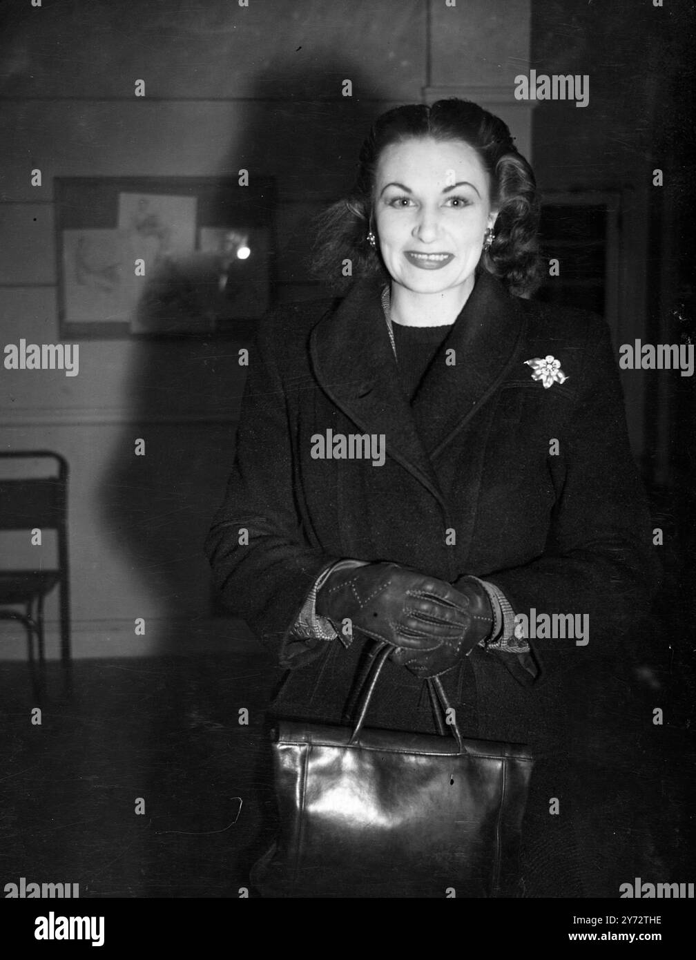 La neonata Artists Models Association tenne una riunione presso la St Martins School of Art, Charing Cross Road. La riunione si è tenuta per insistere sulle loro rivendicazioni per migliorare le condizioni di lavoro e aumentare le retribuzioni. L'immagine mostra: Una delle modelle, la signorina Rudy Barrow, che arriva per l'incontro. 16 novembre 1946 Foto Stock