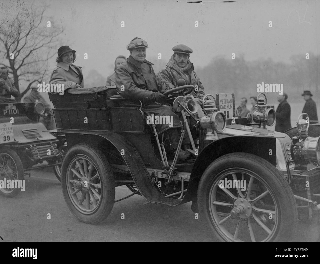 Più di 100 auto d'epoca, tutte prodotte prima del 1905, hanno segnato un record dalla corsa annuale di commemorazione da Hyde Park, Londra, a Brighton. La corsa di quest'anno è un evento giubilare, in occasione del 50° anniversario della corsa all'emancipazione del 1890, che ha celebrato l'opposizione della "bandiera rossa". L'immagine mostra: Un'auto d'epoca una Mors a quattro cilindri guidata dal signor S.P. Sears, tutti pronti a partire dalla linea di partenza di Hyde Park. 17 novembre 1946 Foto Stock