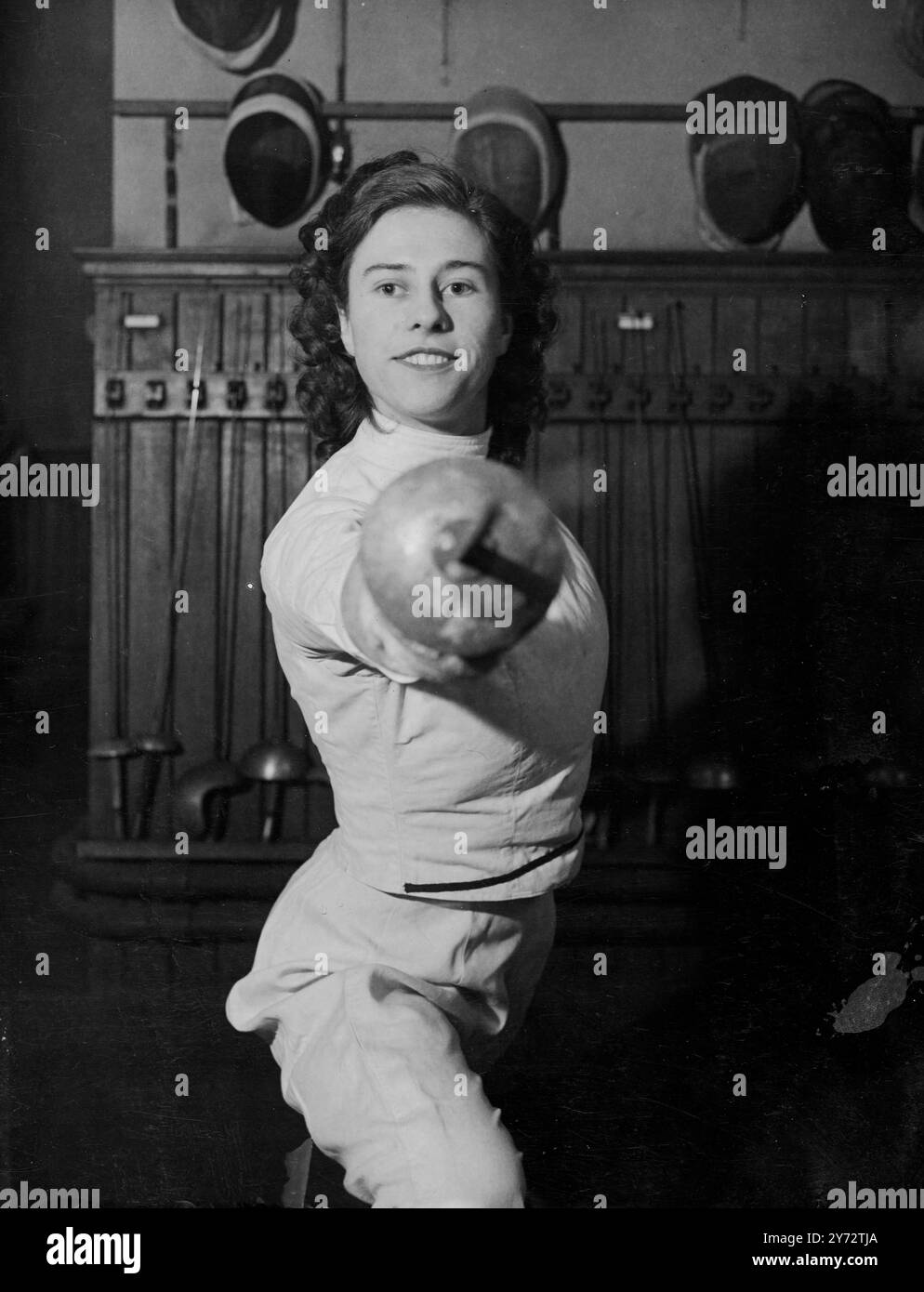 Le spadaccine dilettanti britanniche sono in gara questo fine settimana nel primo evento di scherma ad essere ripreso dopo la guerra: La Desprez Cup. I preliminari e le semifinali si sono svolti a Cleveland Row, St James's, e le finali saranno decise al Polytechnic Gymnasium. Immagini: Vista dall'occhio degli avversari di Miss Joan Majendie del London Fencing Club, fortemente voluta per il campionato. 23 novembre 1946 Foto Stock