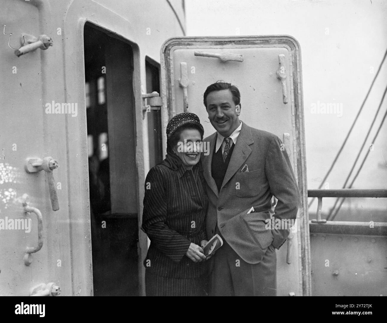 Il signor e la signora Walt Disney (il famoso fumettista cinematografico) sono arrivati a Southampton nella "Queen Elizabeth". Visiteranno l'Irlanda, dove la signora Disney studierà le abitudini dei leprechauns nei loro ritrovi nativi - il suo nuovo film vede la "piccola gente”. 19 novembre 1946 Foto Stock