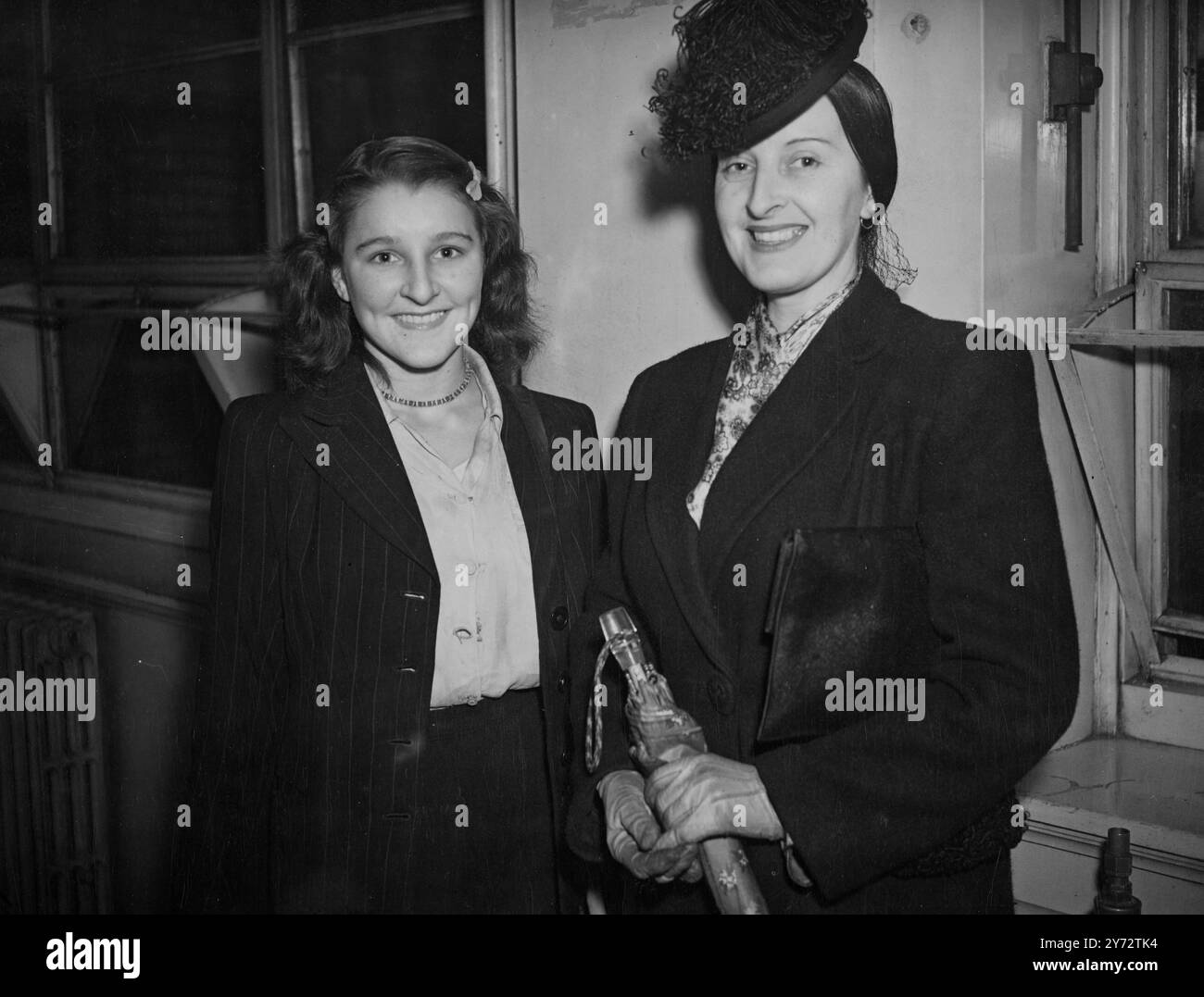 La neonata Artists Models Association tenne una riunione presso la St Martins School of Art, Charing Cross Road. La riunione si è tenuta per insistere sulle loro rivendicazioni per migliorare le condizioni di lavoro e aumentare le retribuzioni. Le immagini mostrano due delle modelle in arrivo per l'incontro, Pearl Matthews (a sinistra) e Miss Joan Couratier. 16 novembre 1946 Foto Stock