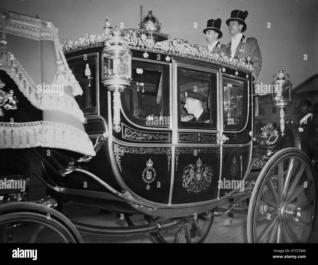 Il re e la regina si recarono nello stato da Buckingham Palace alla camera dei lord per l'apertura del Parlamento. Le loro maestose furono scortate da una scorta di Capitano di Household Cavalry e prima del Royal Coach c'era una carrozza contenente le corone. Alla Victoria Tower, Westminster il re e la regina furono incontrati dai grandi uffici di stato e procedettero verso la Robing Room. Per salutare il loro arrivo a Westminster, una truppa della Royal Horse Artillery sparò 41 t di cannoni da St James's Park. La foto mostra: Sua Maestà il Re visto nella carrozza di stato durante l'apertura della guida del Parlamento. 12 novembre Foto Stock