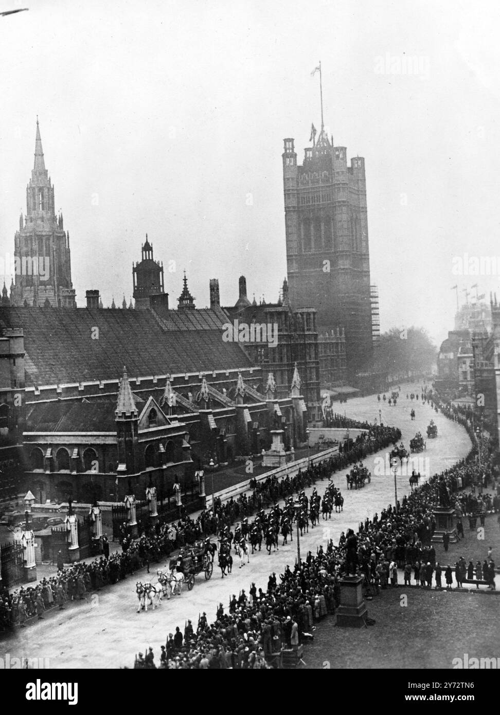 Il re e la regina si recarono nello stato da Buckingham Palace alla camera dei lord per l'apertura del Parlamento. Le loro maestose furono scortate da una scorta di Capitano di Household Cavalry e prima del Royal Coach c'era una carrozza contenente le corone. Alla Victoria Tower, Westminster il re e la regina furono incontrati dai grandi uffici di stato e procedettero verso la Robing Room. Per salutare il loro arrivo a Westminster, una truppa della Royal Horse Artillery sparò 41 t di cannoni da St James's Park. Le immagini mostrano: La processione reale vista in Piazza del Parlamento durante il viaggio di ritorno dall'apertura statale di Pa Foto Stock