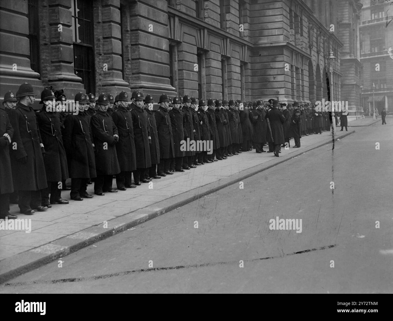 Il re e la regina si recarono nello stato da Buckingham Palace alla camera dei lord per l'apertura del Parlamento. Le loro maestose furono scortate da una scorta di Capitano di Household Cavalry e prima del Royal Coach c'era una carrozza contenente le corone. Alla Victoria Tower, Westminster il re e la regina furono incontrati dai grandi uffici di stato e procedettero verso la Robing Room. Per salutare il loro arrivo a Westminster, una truppa della Royal Horse Artillery sparò 41 t di cannoni da St James's Park. Immagini: Alcuni dei molti agenti di polizia in servizio per l'apertura statale del Parlamento fotografati sul para Foto Stock