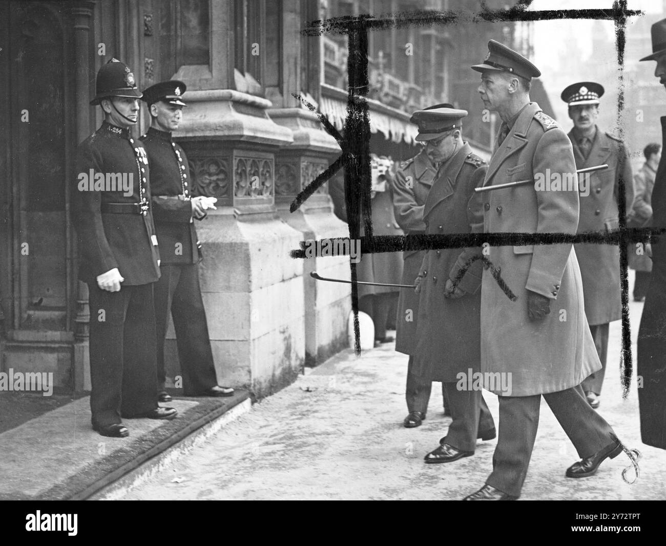 Il re e la regina si recarono nello stato da Buckingham Palace alla camera dei lord per l'apertura del Parlamento. Le loro maestose furono scortate da una scorta di Capitano di Household Cavalry e prima del Royal Coach c'era una carrozza contenente le corone. Alla Victoria Tower, Westminster il re e la regina furono incontrati dai grandi uffici di stato e procedettero verso la Robing Room. Per salutare il loro arrivo a Westminster, una truppa della Royal Horse Artillery sparò 41 t di cannoni da St James's Park. Le immagini mostrano: Il generale Sir Miles Dempsey arriva alle camere del Parlamento per l'inaugurazione di Stato di questa mattina. Foto Stock