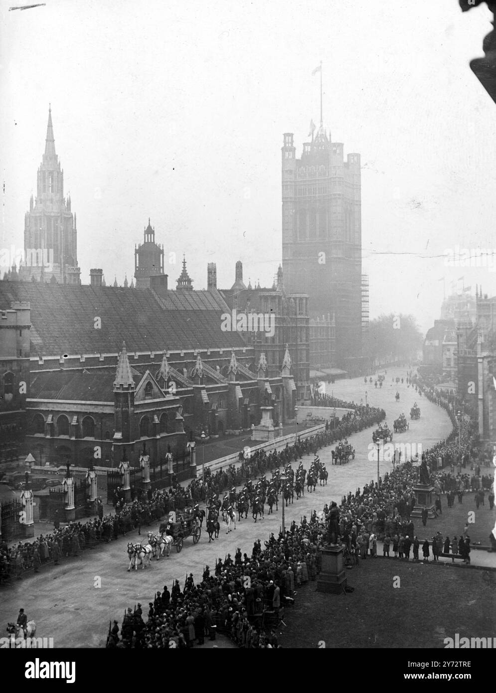 Il re e la regina si recarono nello stato da Buckingham Palace alla camera dei lord per l'apertura del Parlamento. Le loro maestose furono scortate da una scorta di Capitano di Household Cavalry e prima del Royal Coach c'era una carrozza contenente le corone. Alla Victoria Tower, Westminster il re e la regina furono incontrati dai grandi uffici di stato e procedettero verso la Robing Room. Per salutare il loro arrivo a Westminster, una truppa della Royal Horse Artillery sparò 41 t di cannoni da St James's Park. Le immagini mostrano: La processione reale vista in Piazza del Parlamento durante il viaggio di ritorno dall'apertura statale di Pa Foto Stock