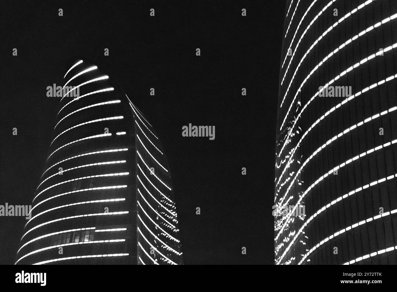 Visione notturna delle torri di fiamma. Baku, Azerbaigian. Foto Stock