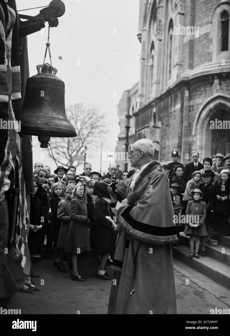 La campana di 101 anni della chiesa di San Michele, Devonport, fu presentata alla città di New Plymouth, nuova Zelanda, in una colorata cerimonia in Guildhall Square, Plymouth. La campana deve essere appesa nella torre della Westown School, nuova Plymouth, in memoria di studiosi uccisi in guerra. L'onorevole W.B. Fenton, in rappresentanza della commissione che riceve la campana, ha affermato che era il simbolo del sacrificio compiuto durante la guerra dal Commonwealth delle Nazioni britannico. - La foto mostra: Mr Isaac Foot, Lord Mayor di Plymouth, che tolling the Bell alla cerimonia. - Il 4 novembre 1946 Foto Stock