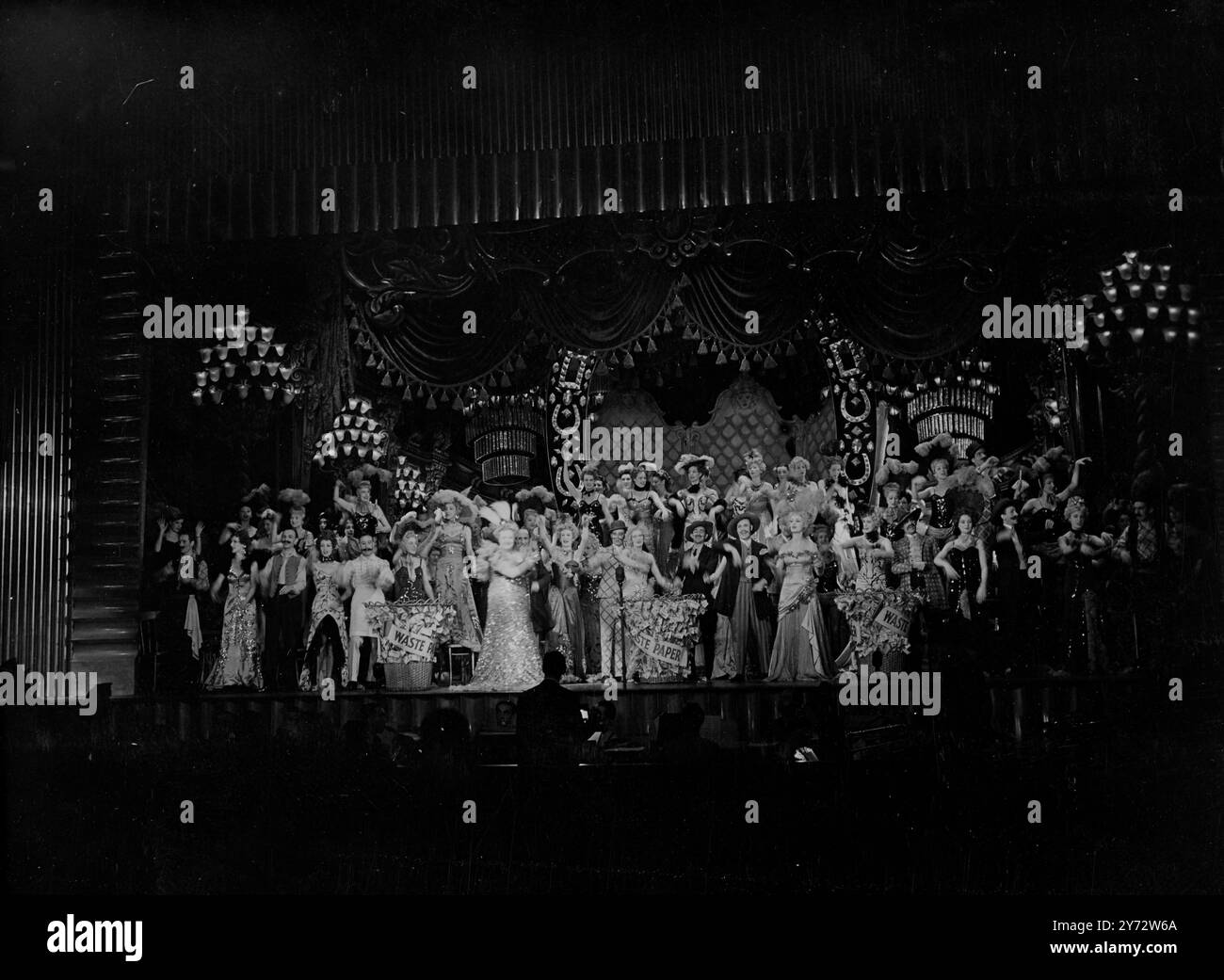 Una prova generale per il Royal Command Variety Performance di Tonight, in cui più di 200 artisti appariranno prima delle loro maestose maestose, ha avuto luogo al London Palladium. Immagini: Una visione generale della scena di Klondike con Teddie o'Shea in primo piano scattata alla prova generale. 4 novembre 1946 Foto Stock