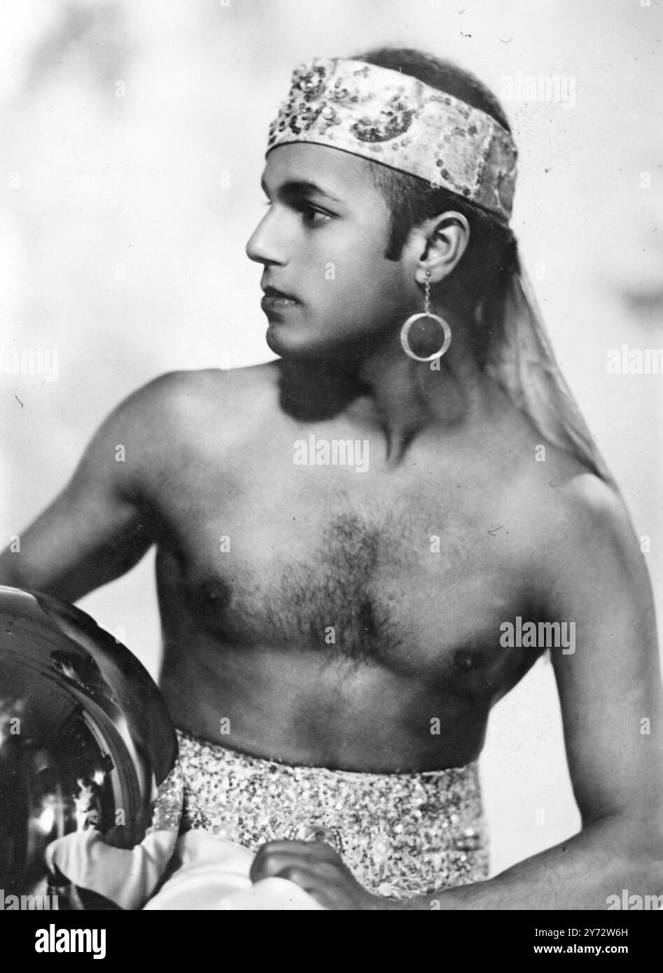 Il primo indiano ad apparire in una performance del Royal Command è Dickie Pather (visto qui nel suo costume da palcoscenico) un ballerino indiano di 32 anni, meglio conosciuto sul palco come Koba. Sia lui che il suo partner Kalee, una ragazza inglese dai capelli scuri, hanno avuto l'ordine di apparire davanti alle loro maestose The King and Queen al Film Command Performance che si terrà a Londra il primo novembre. 31 ottobre 1946 Foto Stock