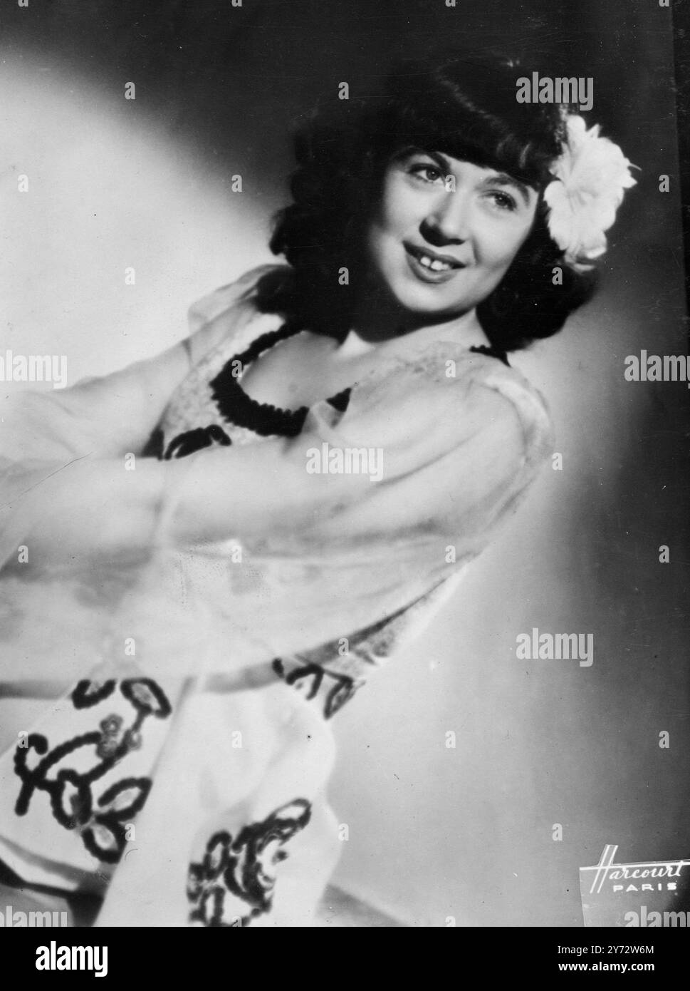 Il primo indiano ad apparire in una performance del Royal Command è Dickie Pather (visto qui nel suo costume da palcoscenico) un ballerino indiano di 32 anni, meglio conosciuto sul palco come Koba. Sia lui che il suo partner Kalee, una ragazza inglese dai capelli scuri, hanno avuto l'ordine di apparire davanti alle loro maestose The King and Queen al Film Command Performance che si terrà a Londra il primo novembre. Immagini : Kalee, una della squadra di ballo, fotografata nel suo costume da palcoscenico. Il suo vero nome e' Maysie Rogers. 31 ottobre 1946 Foto Stock