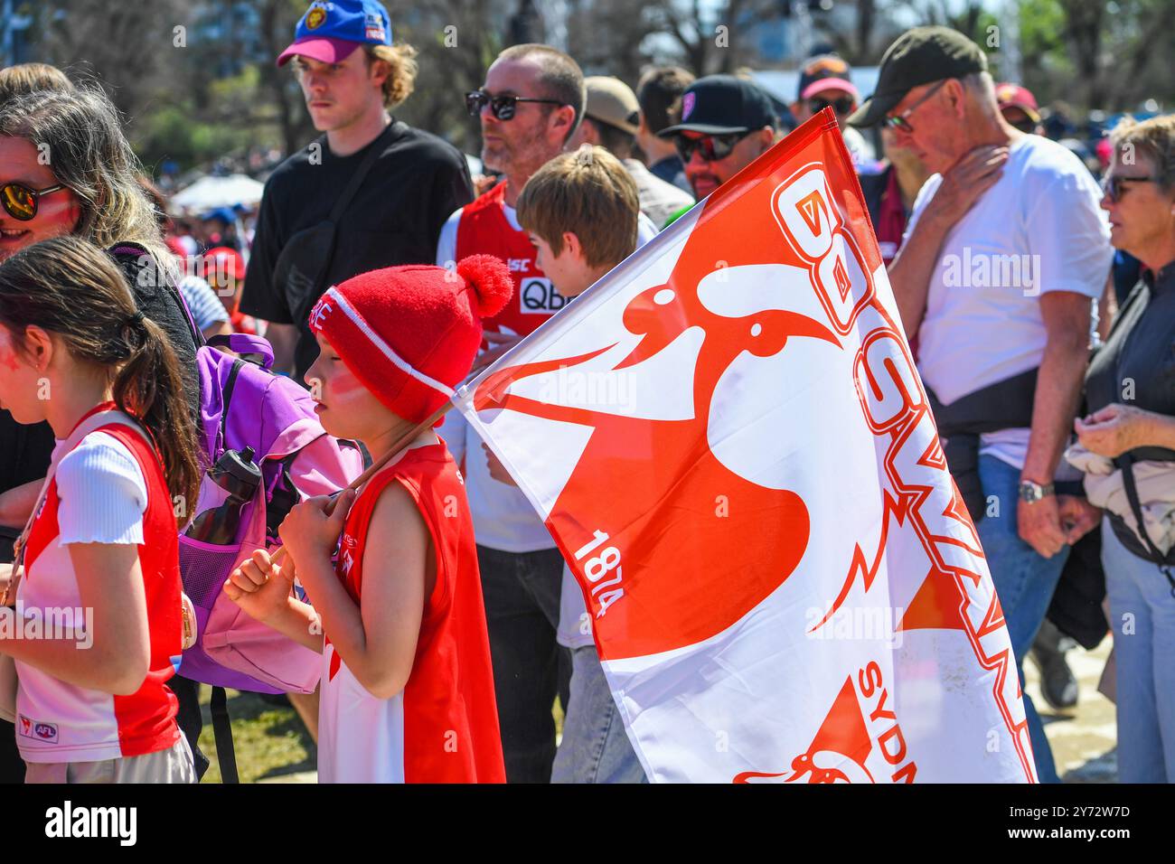 Melbourne, Australia. 27 settembre 2024. Il giovane tifoso dei Sydney Swans viene visto con una bandiera al Footy Festival prima del Grand Final Match dell'AFL. La Grand Final Parade dell'Australian Football League e il Footy Festival si svolgono nello Yarra Park di fronte al Melbourne Cricket Ground Stadium davanti all'AFL? Finalissima. L'evento offre intrattenimento per tutte le età, tra cui esibizioni dei giocatori, omaggi, AFL Play zone, musica e alcuni dei migliori food truck e bar di Melbourne. (Foto di Alexander Bogatyrev/SOPA Images/Sipa USA) credito: SIPA USA/Alamy Live News Foto Stock
