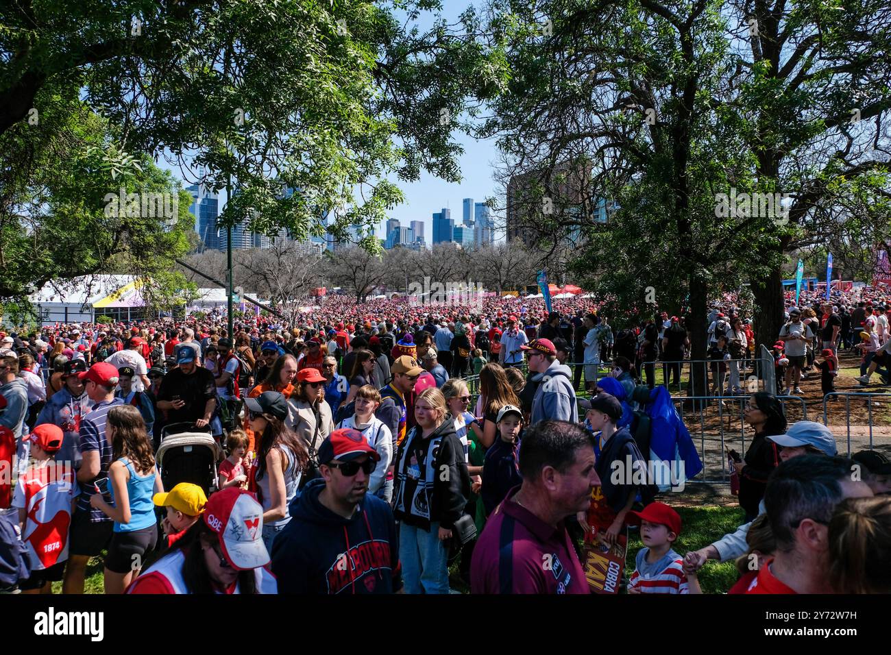 Melbourne, Australia. 27 settembre 2024. I tifosi si riuniscono per la Grand Final Parade al Footy Festival prima della Grand Final Match dell'AFL. La Grand Final Parade dell'Australian Football League e il Footy Festival si svolgono nello Yarra Park di fronte al Melbourne Cricket Ground Stadium davanti all'AFL? Finalissima. L'evento offre intrattenimento per tutte le età, tra cui esibizioni dei giocatori, omaggi, AFL Play zone, musica e alcuni dei migliori food truck e bar di Melbourne. (Foto di Alexander Bogatyrev/SOPA Images/Sipa USA) credito: SIPA USA/Alamy Live News Foto Stock