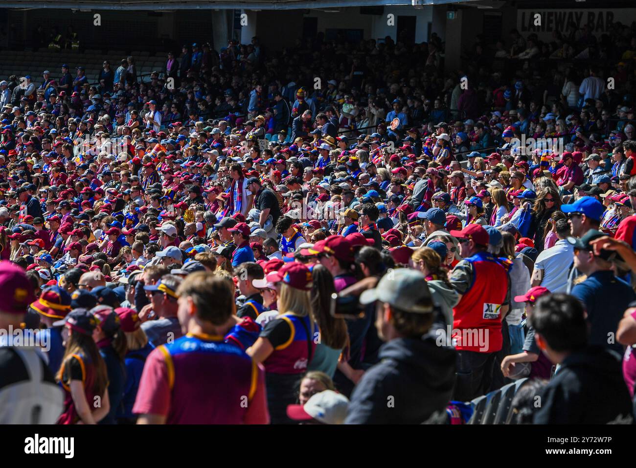 Melbourne, Australia. 27 settembre 2024. I tifosi dei Brisbane Lion si trovano al Melbourne Cricket Grounds, pronti per la Grand Final della Australian Football League. La Grand Final Parade dell'Australian Football League e il Footy Festival si svolgono nello Yarra Park di fronte al Melbourne Cricket Ground Stadium davanti all'AFL? Finalissima. L'evento offre intrattenimento per tutte le età, tra cui esibizioni dei giocatori, omaggi, AFL Play zone, musica e alcuni dei migliori food truck e bar di Melbourne. (Foto di Alexander Bogatyrev/SOPA Images/Sipa USA) credito: SIPA USA/Alamy Live News Foto Stock