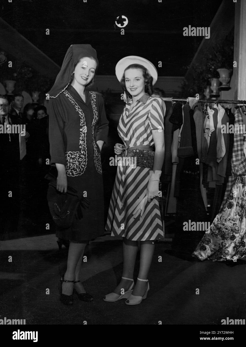 Al Churchill Club di Londra si tenne un'anteprima della collezione di Lucy Clayton, modellata dai sei modelli che andavano con lei negli Stati Uniti come ambasciatrice della moda britannica. Salparono sulla Queen Mary il 6 novembre. La foto mostra la signorina Grace Wood (a sinistra) che indossa un abito in maglia blu reale e (a destra) la signorina Georgie Cliffords mostra un abito a righe di caramelle rosa e bianco che verrà mostrato negli Stati Uniti. 24 ottobre 1946 Foto Stock