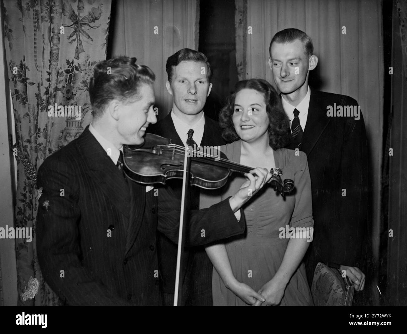 Il sindaco di Londra, disse che Charles Davies era presente alla Guildhall School of Music and Drama quando Lady Davies (la signora Mayoress) presentò medaglie, premi, borse di studio e certificati dopo il Concerto annuale degli studenti. L'immagine mostra da sinistra a destra: Howard Leighton Brown membro del quartetto d'archi che vince il Principles Prize, Richard Standen - vincitore del Union Prize per la musica e il dramma, Beryl Hatt - vincitore del Silver Jubilee commemoration cup e John Norris - che ha ricevuto un rinnovo della borsa di studio speciale (deposito). 17 ottobre 1946 Foto Stock