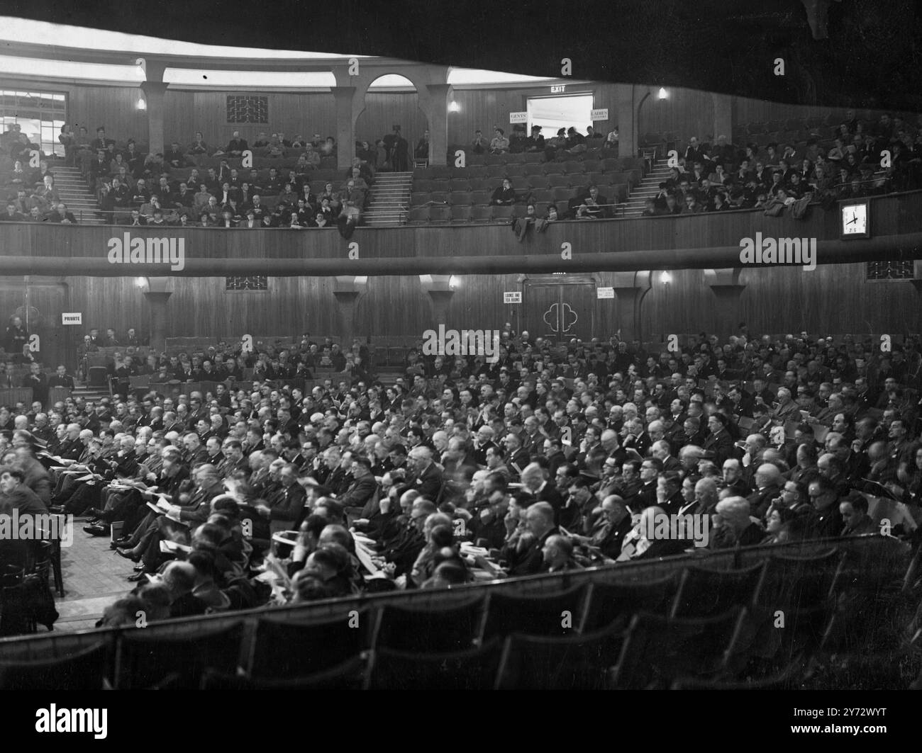 Il 78° Trades Union Congress è stato inaugurato oggi al Dome di Brighton. Nel corso della settimana interverranno il primo Ministro Attlee e altri due ministri, George Isaacs - Ministro del lavoro e Emanuel Shinwell - Ministro del combustibile e del potere. L'affiliata, rappresentata da quasi 800 delegati, ha raggiunto cifre record. L'immagine mostra una visione generale dell'Annual Trades Union Congress in sessione al Dome. 21 ottobre 1946 Foto Stock