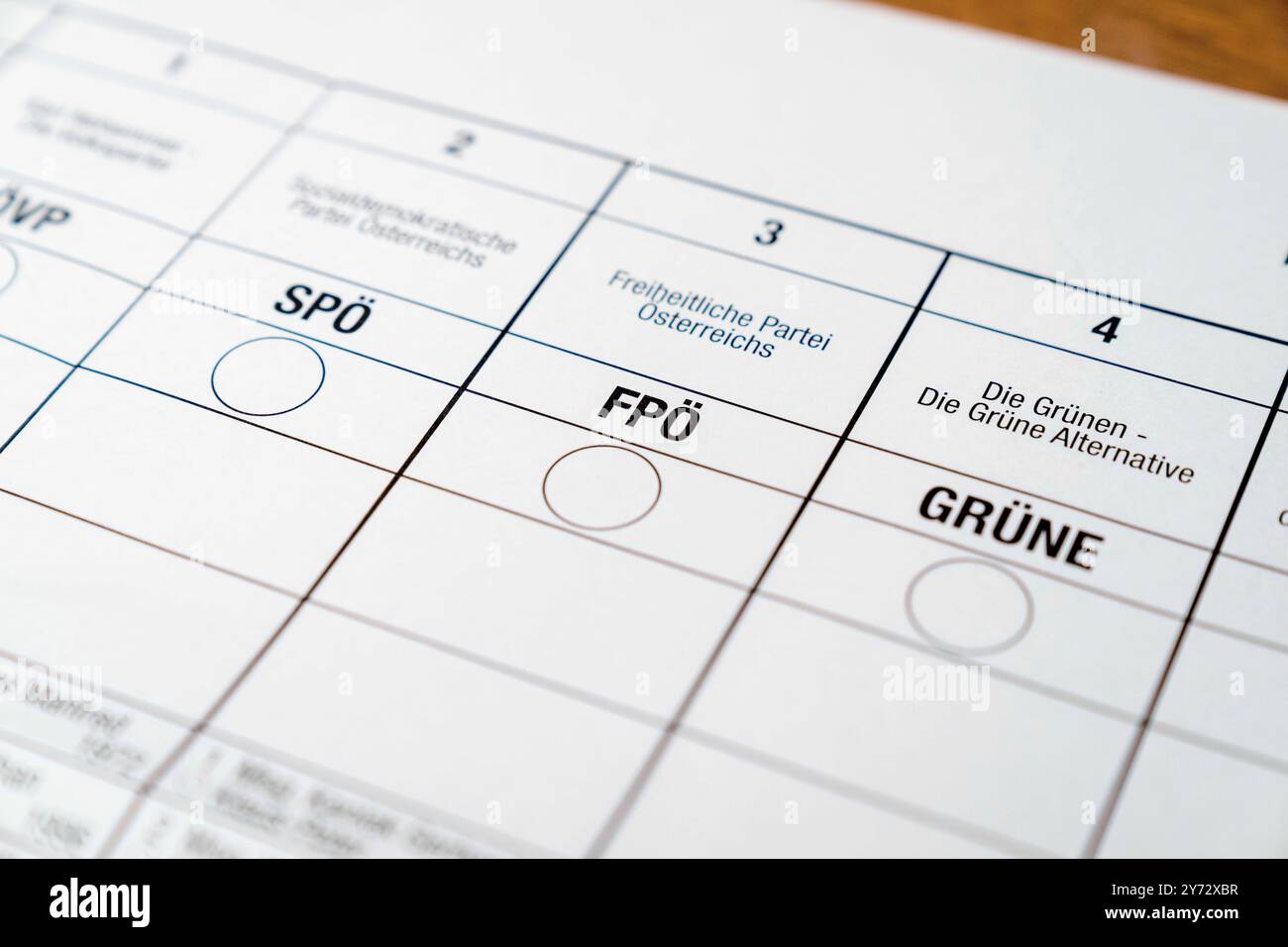 27 settembre 2024, Thalheim BEI Wels, alta Austria, Austria: Schede elettorali per le prossime elezioni del Consiglio Nazionale in Austria. Ã-VP, SPÃ-, FPÃ-, GrÃ¼ne, NEOS, BIER, MFG, KPÃ-, LMP, GAZA e KEINE sono in funzione. (Credit Image: © Andreas Stroh/ZUMA Press Wire) SOLO PER USO EDITORIALE! Non per USO commerciale! Foto Stock