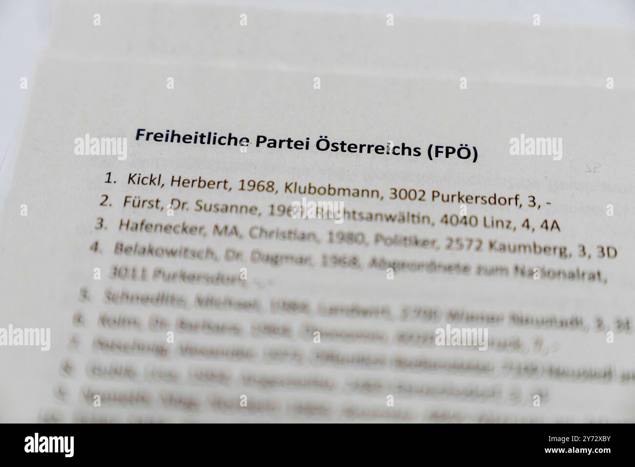 27 settembre 2024, Thalheim BEI Wels, alta Austria, Austria: Lista di candidati federali per le prossime elezioni del Consiglio nazionale in Austria. Ã-VP, SPÃ-, FPÃ-, GrÃ¼ne, NEOS, BIER, MFG, KPÃ-, LMP, GAZA e KEINE sono in funzione. (Credit Image: © Andreas Stroh/ZUMA Press Wire) SOLO PER USO EDITORIALE! Non per USO commerciale! Foto Stock