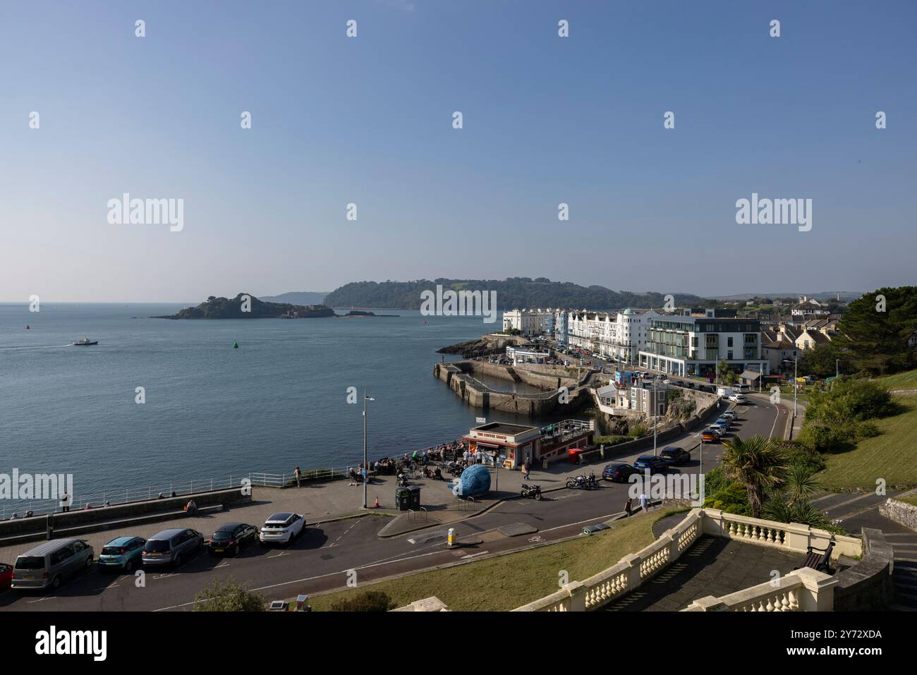 The Hoe, dominato da Hoe Park, sede del faro della Torre di Smeaton, con vista su Plymouth Sound, Devon, Inghilterra, Regno Unito Foto Stock