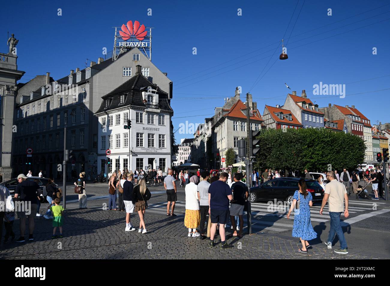 Copenaghen, Danimarca - 31 luglio 2024: Il logo Huawei nell'edificio nel centro di Copenaghen. Foto Stock