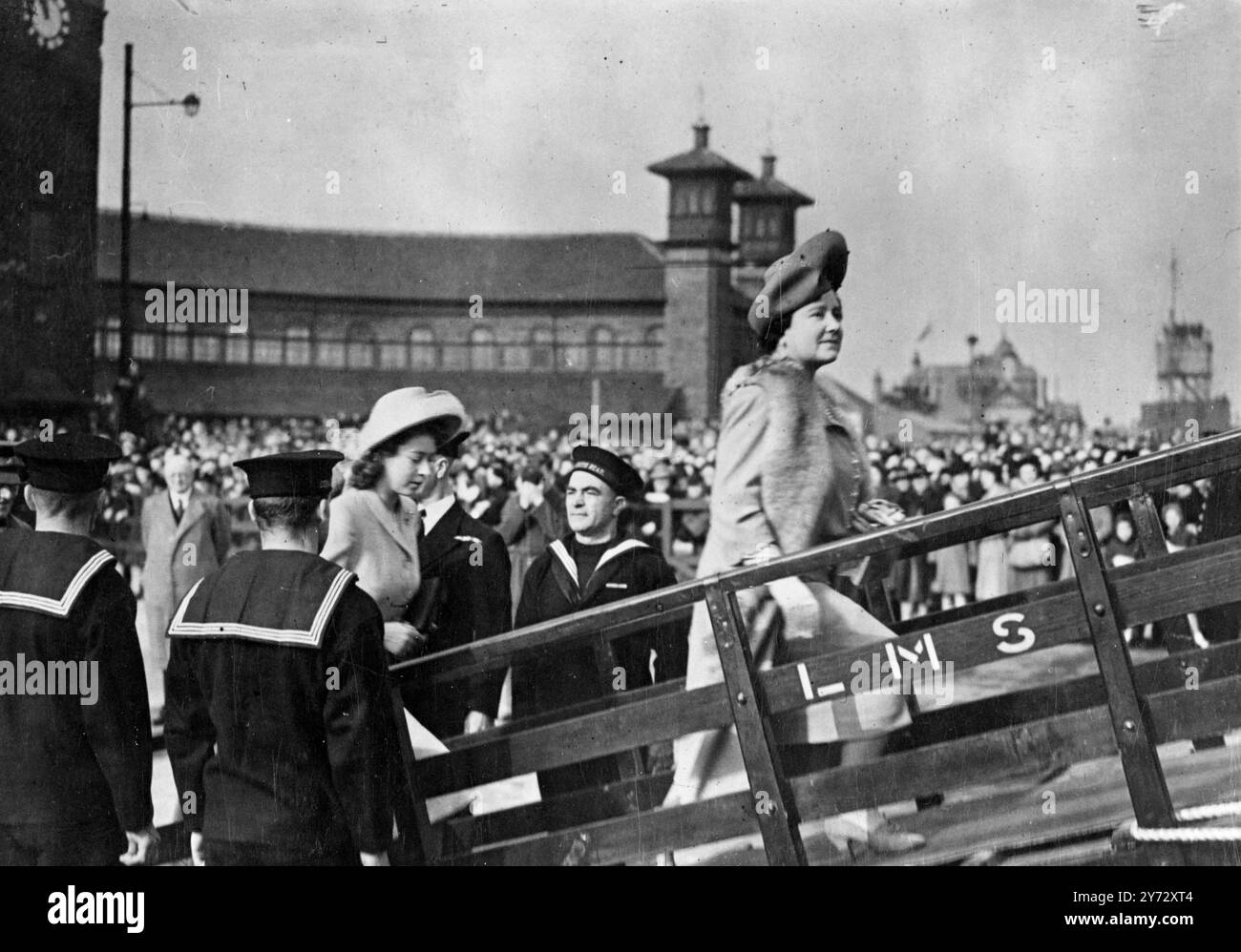 Con la Regina e le due principesse a bordo, la nave bianca da 85.000 tonnellate "Queen Elizabeth" sta attualmente subendo le sue prove di velocità ufficiali sulla costa nord-orientale di Aran (Scozia). Il 16 ottobre la "Queen Elizabeth" salpa sulla prima nave transatlantica da Southampton a New York come nave passeggeri. Le immagini mostrano: Sua Maestà la Regina seguita da sua altezza reale la Principessa Elisabetta che il Molo della Principessa, Greenock, che sale a bordo del piroscafo Firth of Clyde 'Queen Mary', che ha portato la festa reale alla 'Queen Elizabeth' oggi. 8 ottobre 1946 Foto Stock