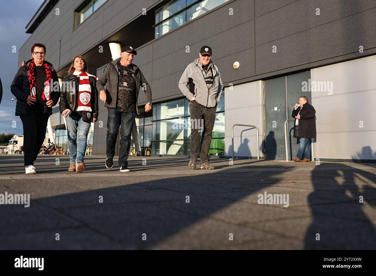 I tifosi del Leigh arrivano per un pubblico tutto esaurito durante lo spareggio di Betfred Super League Eliminator 1 Salford Red Devils vs Leigh Leopards al Salford Community Stadium, Eccles, Regno Unito, 27 settembre 2024 (foto di Mark Cosgrove/News Images) Foto Stock