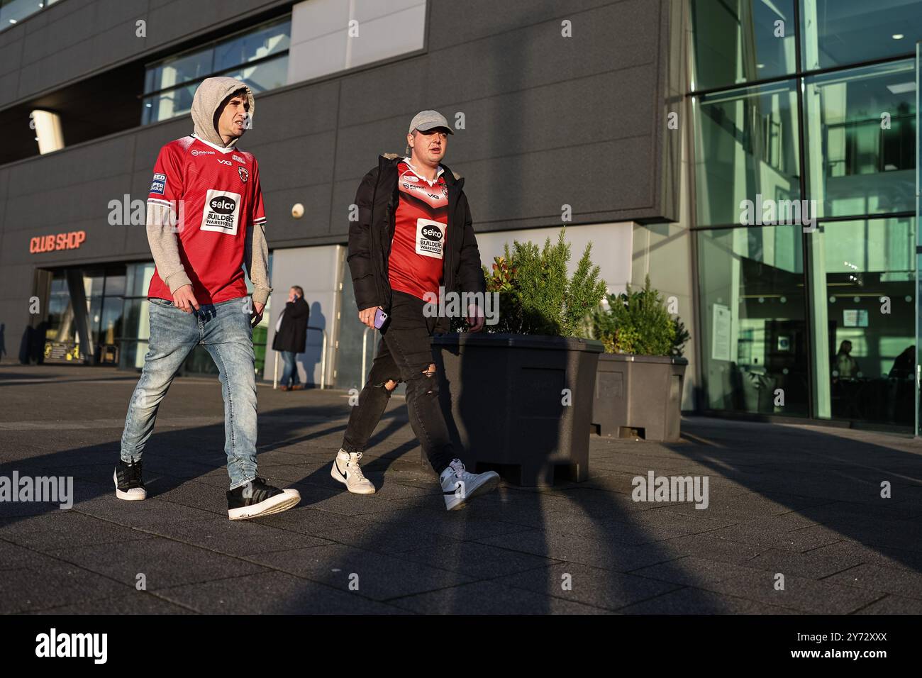 I tifosi di Salford arrivano per una folla tutto esaurito durante lo spareggio Eliminator 1 di Betfred Super League Salford Red Devils contro Leigh Leopards al Salford Community Stadium, Eccles, Regno Unito, 27 settembre 2024 (foto di Mark Cosgrove/News Images) Foto Stock