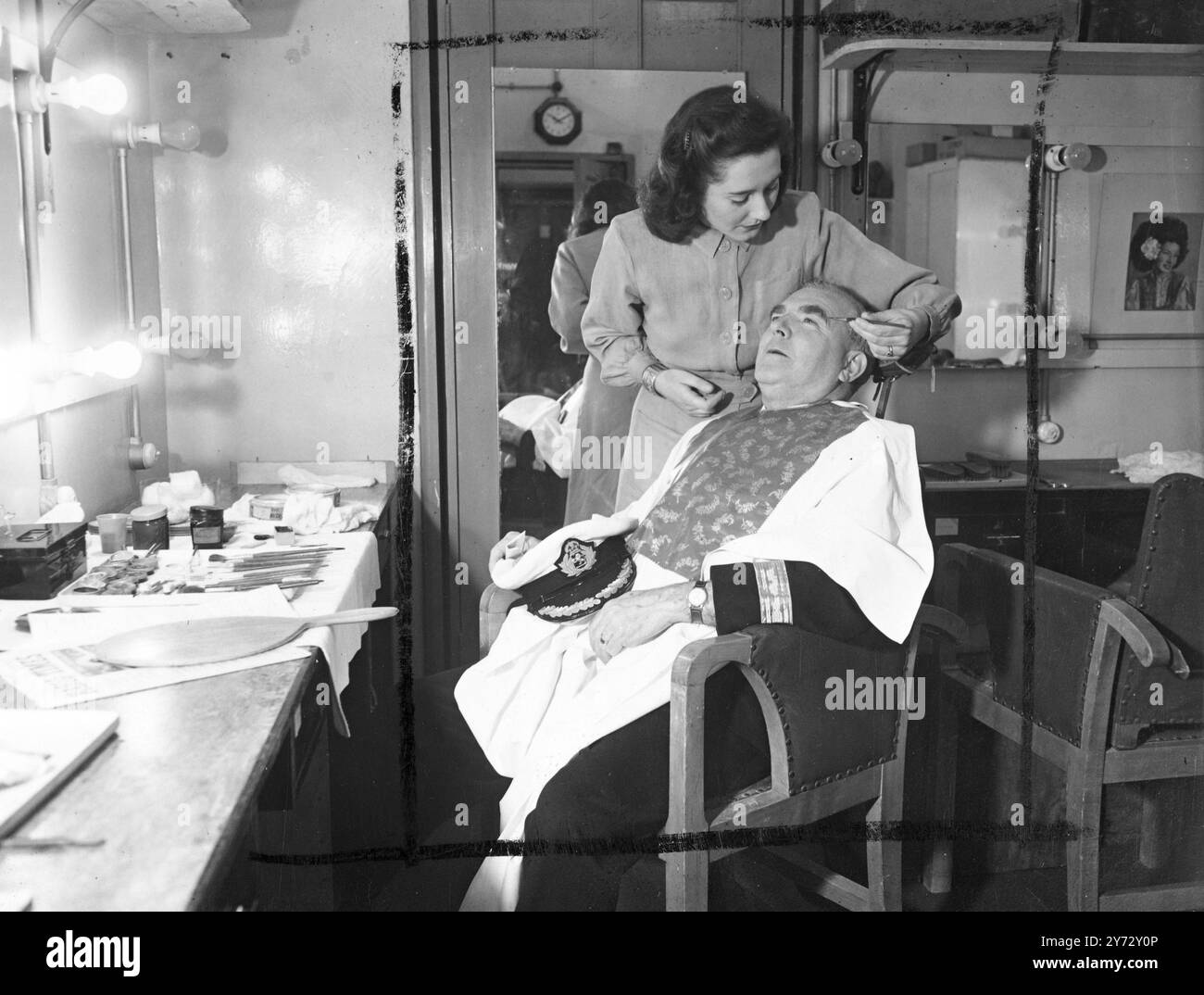 Il commodoro Sir James Bissett, capitano del gigante oceanico Cunard-White Star 'Queen Elizabeth', è stato visto oggi in un nuovo ruolo dagli spettatori televisivi. È apparso nel programma televisivo della B.B.C "Picture Page" di Alexandra Palace. Il Q.E., recentemente convertito da trooper in tempo di guerra a un lussuoso transatlantico del Nord Atlantico, parte per gli Stati Uniti. Durante il suo viaggio inaugurale come nave in tempo di pace il 16 ottobre. Spettacoli fotografici: Il commodoro Sir James Bissett oggi è composto da una telecamera al Palazzo di Alexandra. 26 settembre 1946 Foto Stock