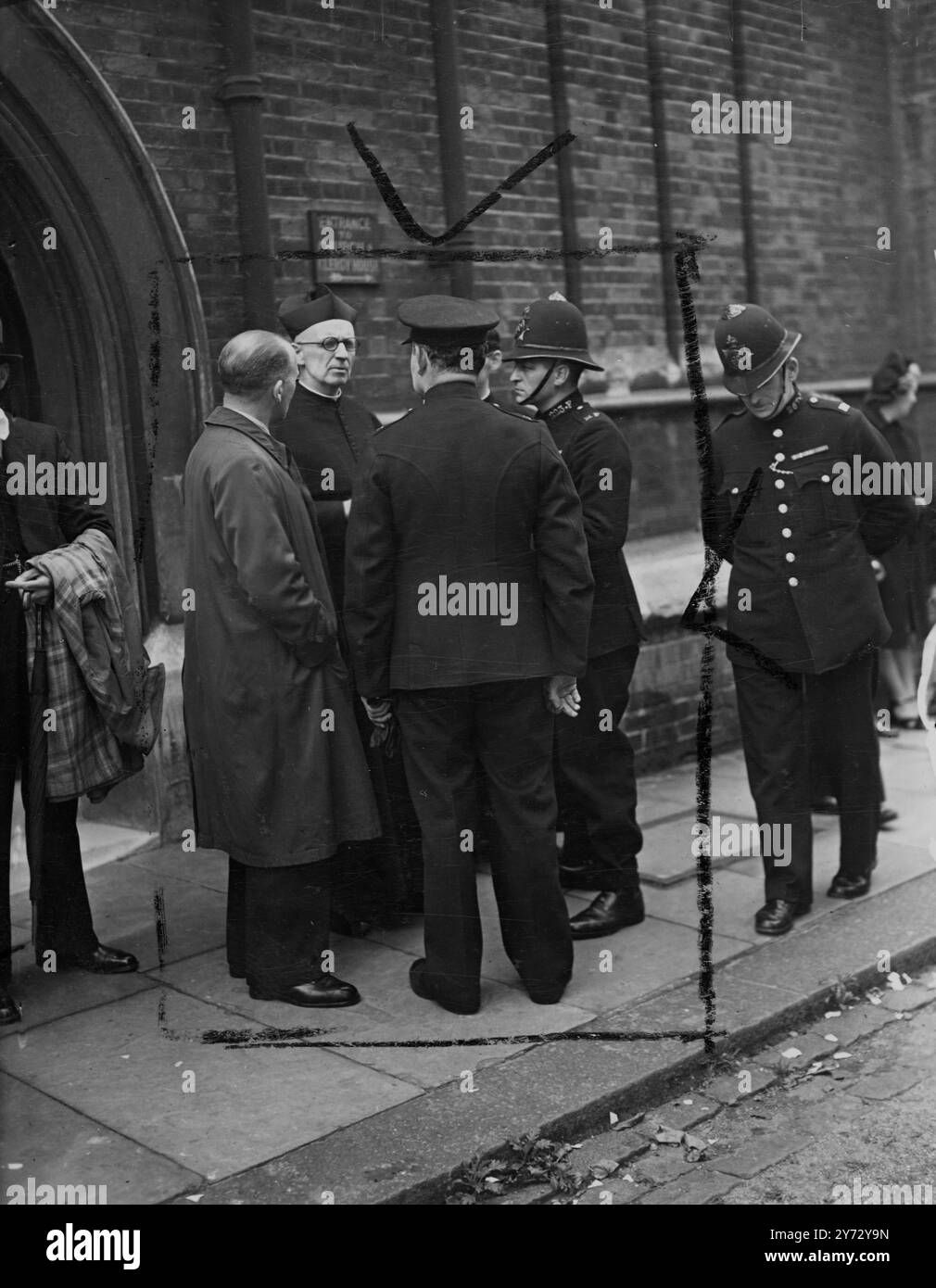 Un palco dimostrativo di questa mattina presso la chiesa di San Cuthbert, Philbrach Gardens, Kensington, ha portato all'espulsione di un certo numero di uomini e donne dall'edificio. La manifestazione è stata organizzata dall'unione Nazionale dei protestanti contro la "celebrazione della messa" in chiesa, e le obiezioni hanno seguito lotte nelle navate e pioggia di volantini tra la congregazione. Il reverendo Charles Lewis Gage-Brown, vicario di St Cuthbert, Kensington, è visto in una conversazione con la polizia. 22 settembre 1946 Foto Stock