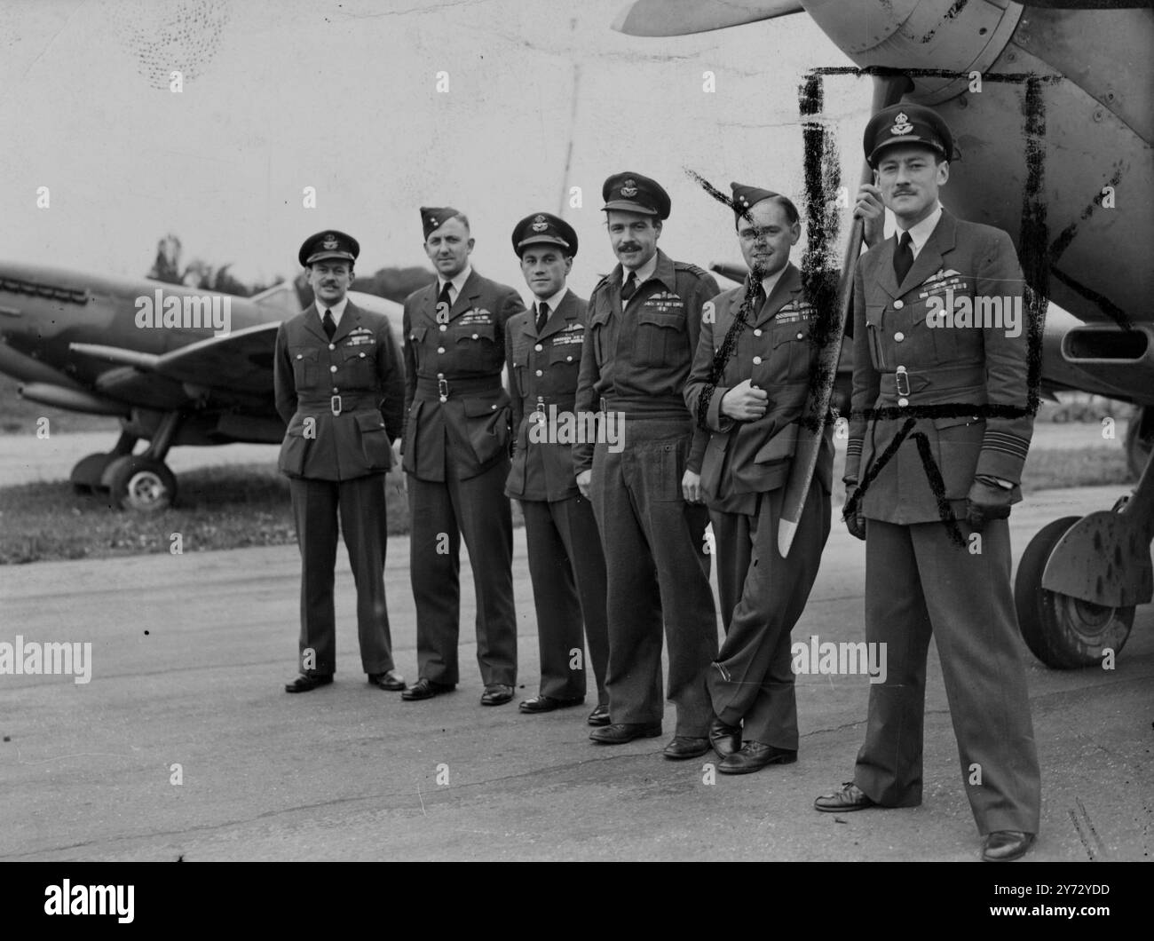 L'aeroporto di Biggin Hill, Kent, campo d'aviazione di prima linea durante la Battaglia d'Inghilterra, è stato oggi teatro di una "ripetizione" di una "corsa" da parte di alcuni degli assi dei caccia del 1940. Questa volta, tuttavia, non c'erano Messerschmitt nel cielo, e la telecamera era lì per trasmettere la scena come parte delle celebrazioni per l'anniversario della Battaglia d'Inghilterra. Immagini: W/C Stanford Tuck 14 settembre 1946 Foto Stock