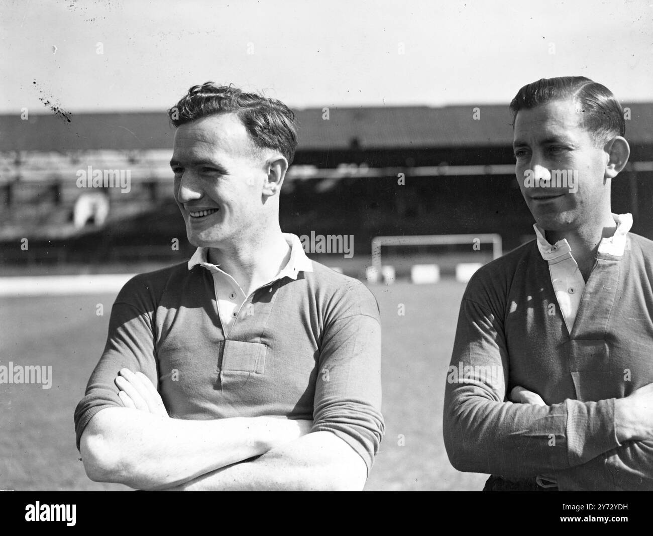 Nuova foto di Charlie Revell e Tommy Dawson, della Charlton Athletic 25 settembre 1946 Foto Stock