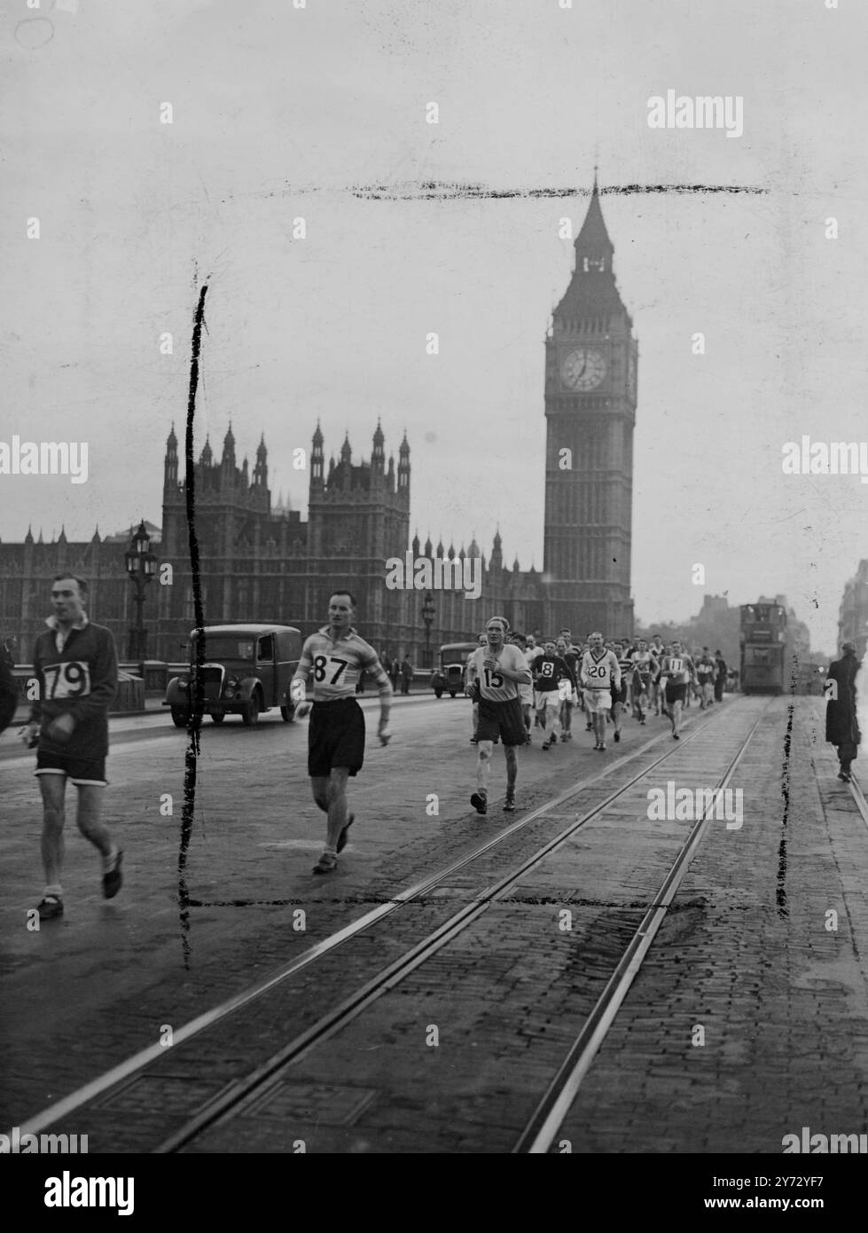 All'inizio delle sette di questa mattina, oltre cento concorrenti hanno preso parte alla famosa London to Brighton Walk del Surrey Walking Club, da Clocktower a Westminster. Questa è la ventunesima gara aperta e i primi 8 anni. Le immagini mostrano: I concorrenti attraversano il ponte di Westminster dopo l'inizio della 21esima apertura da Londra a Brighton Walk. 14 settembre 1946 Foto Stock