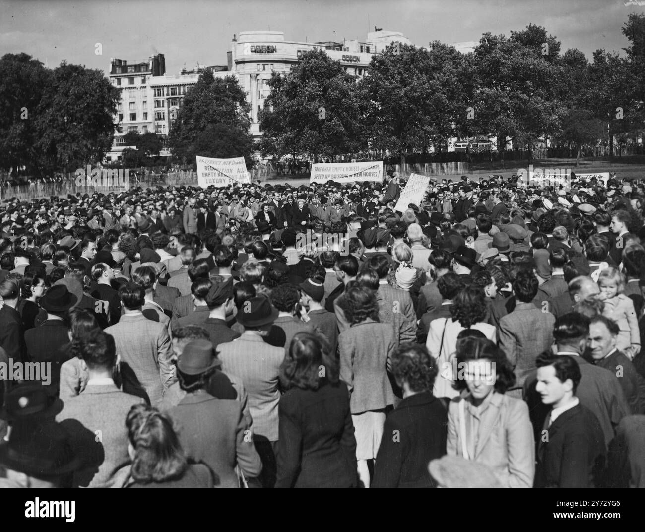 Oggi domenica a Hyde Park, Londra, si è tenuta una riunione di massa di coloro a favore della recente "operazione squatter”. Immagini: Una visione generale della riunione di questo pomeriggio. 15 settembre 1946. Foto Stock