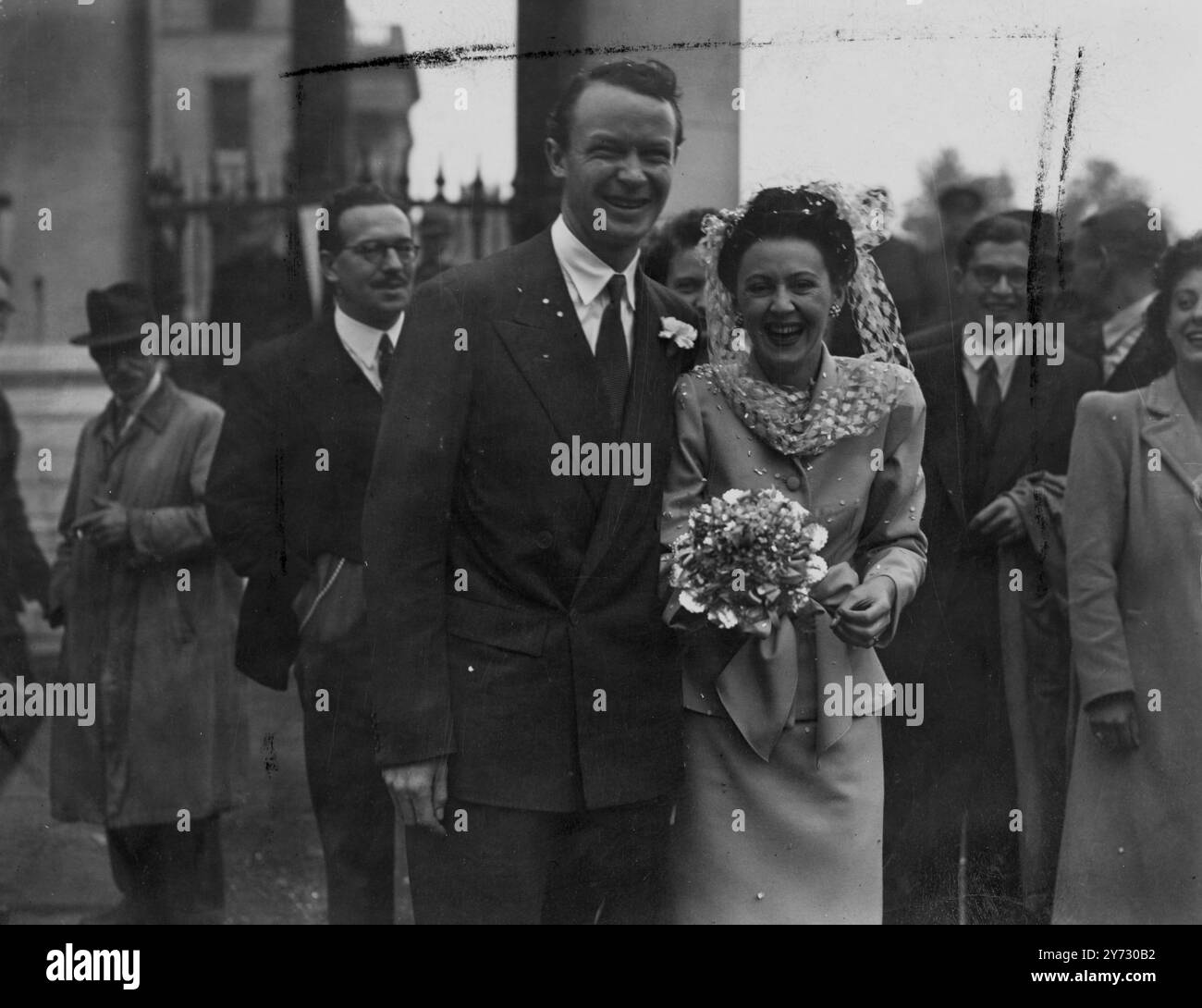 Il matrimonio si è svolto oggi, a St Martins nella chiesa del campo tra Peggy Albertyn di città del Capo, in Sudafrica, e il dottor James Davidson di Johannesburg. Miss Albertyn è ora con la sezione sudafricana della BBC e il dottor Davidson, ultimo membro del corpo medico sudafricano, sta studiando in Inghilterra. 4 settembre 1946 Foto Stock