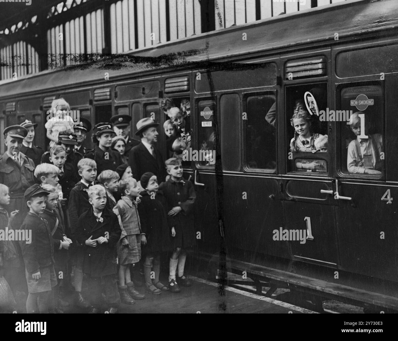 Bambini tedeschi che vivono nell'Eire. Ragazzi e ragazze della zona britannica della Germania, hanno lasciato Euston Station (Londra) oggi, mercoledì, per Eire, dove devono rimanere per due o tre anni nelle cure della Croce Rossa Eireann, tornando alle loro case quando le condizioni in Germania lo consentono. Spettacoli fotografici, signor J W Dulanty, alto Commissario per l'Eire a Londra, oggi parla con i bambini tedeschi alla stazione di Euston. 28 agosto 1946 Foto Stock