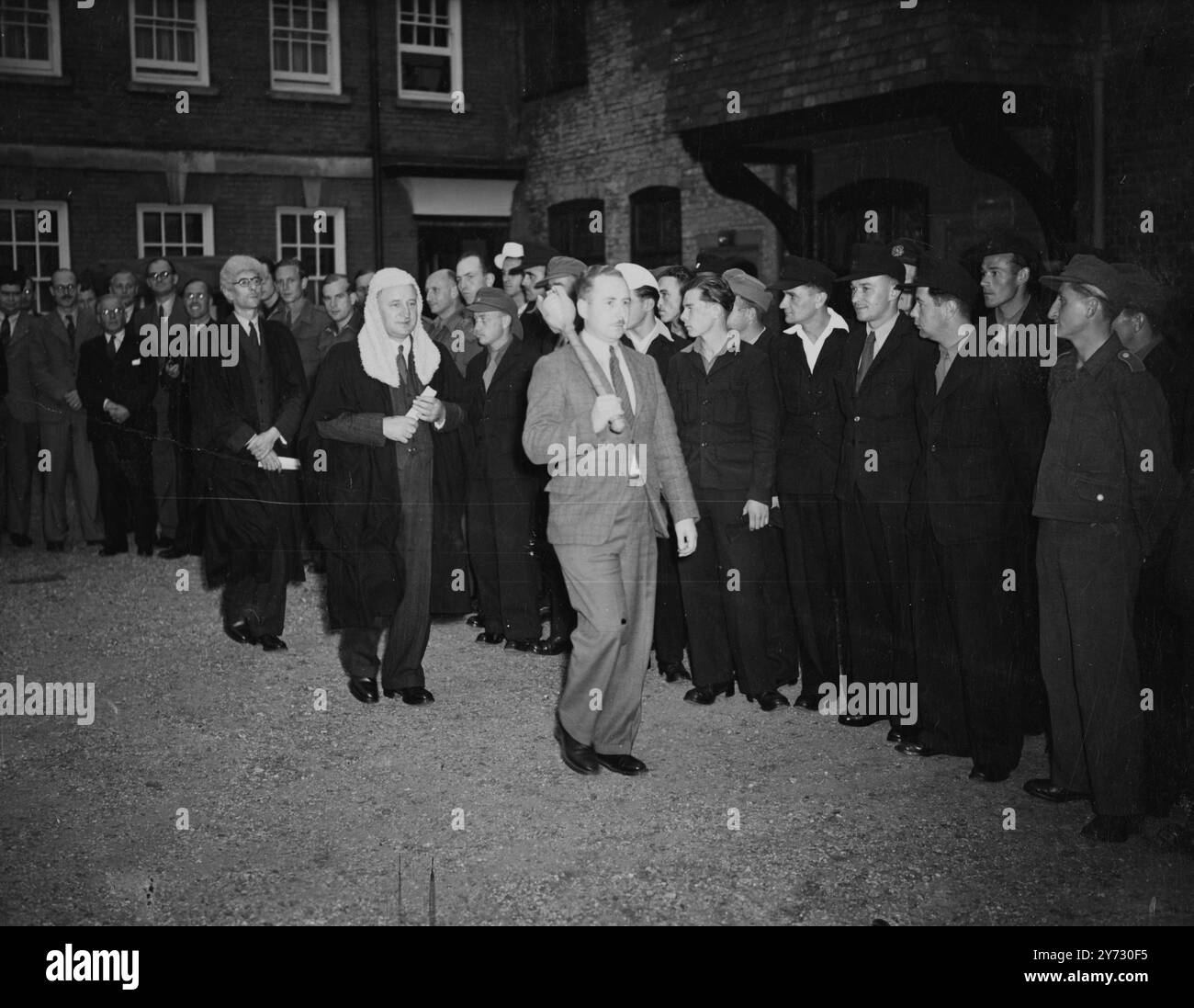 I prigionieri di guerra tedeschi partecipano al "Parlamento" di Salisbury. 33 prigionieri di guerra tedeschi ieri sera (lunedì) , hanno partecipato al Model Parliament di Salisbury, dove hanno sentito i militari e le donne inglesi discutere il National Health Insurance Bill. I prigionieri, che venivano dai campi di Romsey e Larkhill si offrirono volontari per partecipare alla seduta per imparare qualcosa del principio della democrazia e del diritto alla libertà di parola. Durante la sessione sono stati definiti "visitatori”. Spettacoli fotografici, i prigionieri di guerra assistono alla tradizionale cerimonia degli alti funzionari che entrano nel tribunale. Il portatore della mazza Leeds Speaker, A C Hoy, e il Cle Foto Stock