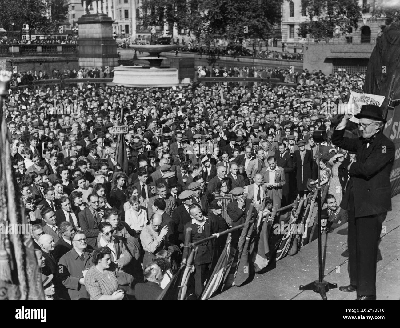 Dimostrazione di "rompere con Franco". Trafalgar Square, Londra, è stato questo pomeriggio (domenica) , teatro di una manifestazione organizzata dal London Trades Council e dal TUC in protesta contro Franco e il suo regime fascista in Spagna. Fu richiesta la rottura delle relazioni diplomatiche e commerciali con la Spagna, così come il riconoscimento ufficiale del governo repubblicano in esilio, guidato dal dottor Giral. Le immagini mostrano, signor Hannen Swaffer , che oggi pomeriggio (domenica) si rivolge alla folla al raduno anti-Franco a Trafalgar Square, Londra. 25 agosto 1946 Foto Stock