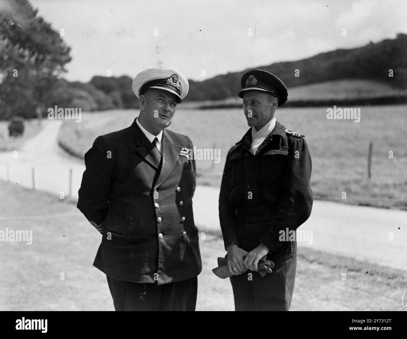 La fine dell'inizio. Sulla costa del Dorset a Studland Bay, 120 ufficiali e valutazioni della HMS Purbec, aiutati da 100 marinai polacchi, hanno eliminato 22, 000 missili inesplosi dal fronte di battaglia di 24 km.² dove, nel 1942, ebbe luogo una prova completa per l'invasione dell'Europa, che coinvolse navi, aerei, bombe anticarro, mine e tutte le armi di guerra offensiva. Dal 1° febbraio di quest'anno, la HMS Purbeck , inizialmente con l'aiuto dell'esercito, è impegnata a rendere innocua la zona di battaglia. La prima data fissata per la finale "tutto chiaro" è stata dicembre 1946, ma la smobilitazione e la o Foto Stock