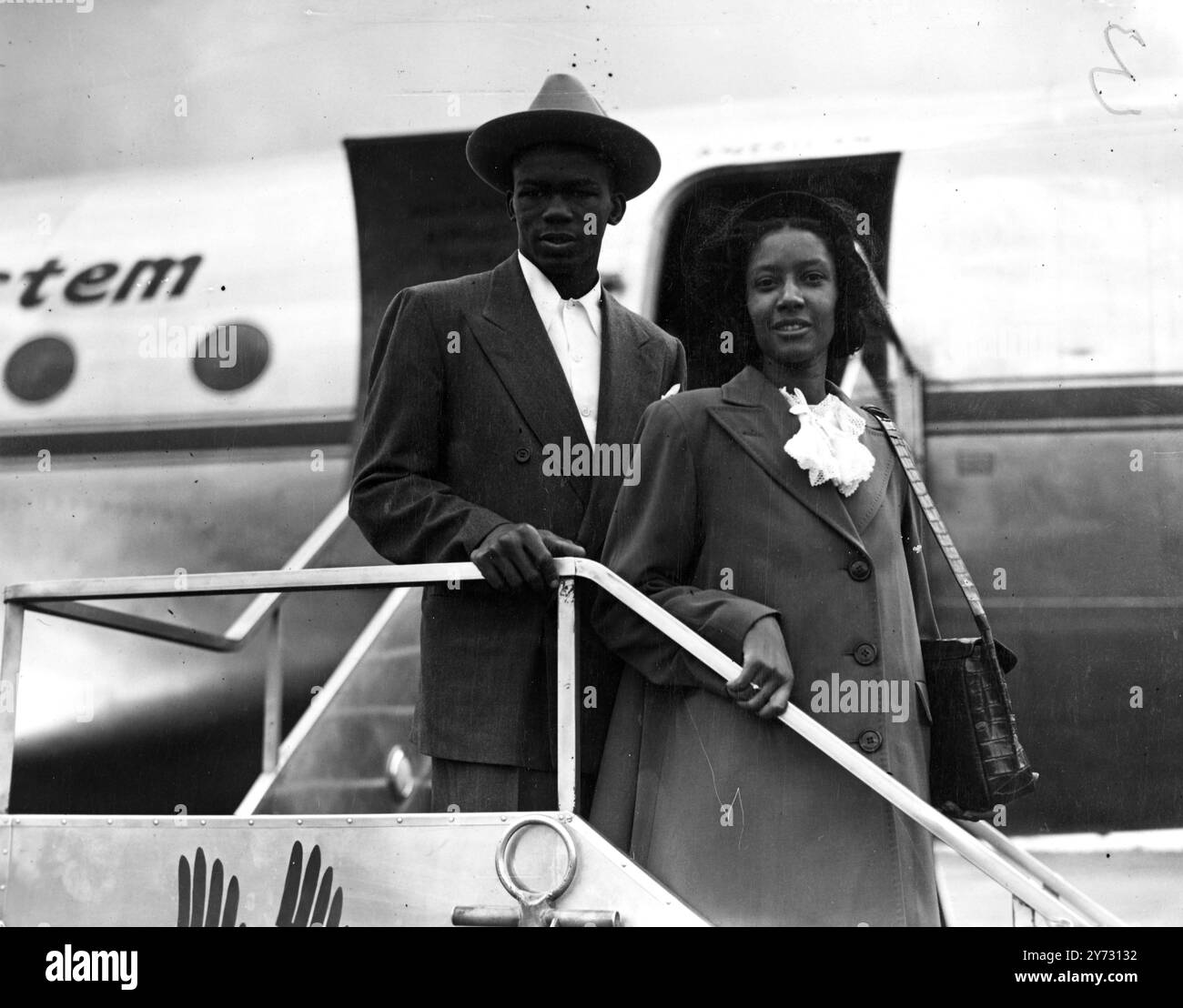 Ike Williams qui. - Ike Williams, campione del mondo dei pesi leggeri, è arrivato in aereo all'aeroporto di Londra questo pomeriggio (giovedì). Il ventitreenne Jordan Born difenderà il titolo contro Ronnie James, Swansea a Cardiff il 4 settembre. - Spettacoli fotografici, Ike Williams e sua moglie, Virginia, fotografati all'arrivo all'aeroporto di Londra questo pomeriggio (giovedì). E' il primo viaggio in Inghilterra. - 18 agosto 1946 Foto Stock