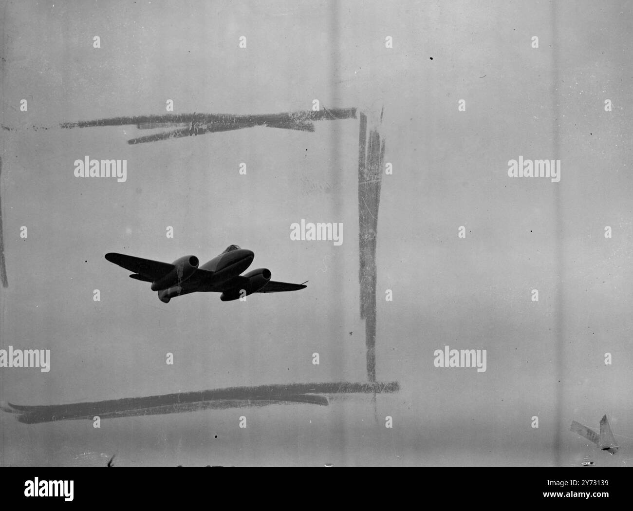 Meteor raggiunge i 620 km/h nel primo volo di prova. Il leader dello Squadron W A Waterton, secondo pilota per l'imminente attacco al record mondiale di velocità, ha preso l'e e 550 Gloster Meteor da Tangmere, nel Sussex, questa mattina (venerdì) sui suoi primi 12. Durante il suo volo di mezz'ora. Ha raggiunto una vera velocità dell'aria superiore a 620 mph. All'atterraggio, si è recato alla conferenza degli esperti Rolls-Royce e Gloster per discutere le prestazioni dell'aereo. Se il volo di questa mattina ha dimostrato che l'e e 550 è in assetto per il record, grande, entrambe le macchine da utilizzare per il tentativo di pronto per partire. Gli esperti meteorologici, tuttavia, non formano Foto Stock Meteor raggiunge i 620 km/h nel primo volo di prova. Il leader dello Squadron W A Waterton, secondo pilota per l'imminente attacco al record mondiale di velocità, ha preso l'e e 550 Gloster Meteor da Tangmere, nel Sussex, questa mattina (venerdì) sui suoi primi 12. Durante il suo volo di mezz'ora. Ha raggiunto una vera velocità dell'aria superiore a 620 mph. All'atterraggio, si è recato alla conferenza degli esperti Rolls-Royce e Gloster per discutere le prestazioni dell'aereo. Se il volo di questa mattina ha dimostrato che l'e e 550 è in assetto per il record, grande, entrambe le macchine da utilizzare per il tentativo di pronto per partire. Gli esperti meteorologici, tuttavia, non formano Foto Stock