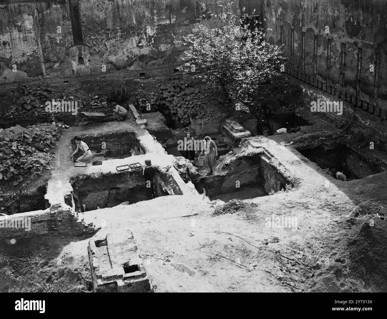 Roman London viene alla luce. Molti preziosi indizi sulla vita dei londinesi dei tempi antichi sono stati portati alla luce da un team di archeologi studenti americani, olandesi e britannici, che stanno scavando siti blitzzati a sud del ponte di Londra a Kings Head Yard, Borough High Street e That Newcomen Street. I primi livelli sono stati raggiunti nell'ex sito dove sono stati rinvenuti i resti di una casa romana, insieme a una quantità di ossa, ceramiche e monete di bronzo. Altre reliquie romane risalenti al periodo Claudio sono state scoperte a Borough High Street, e si spera che più avanti Foto Stock