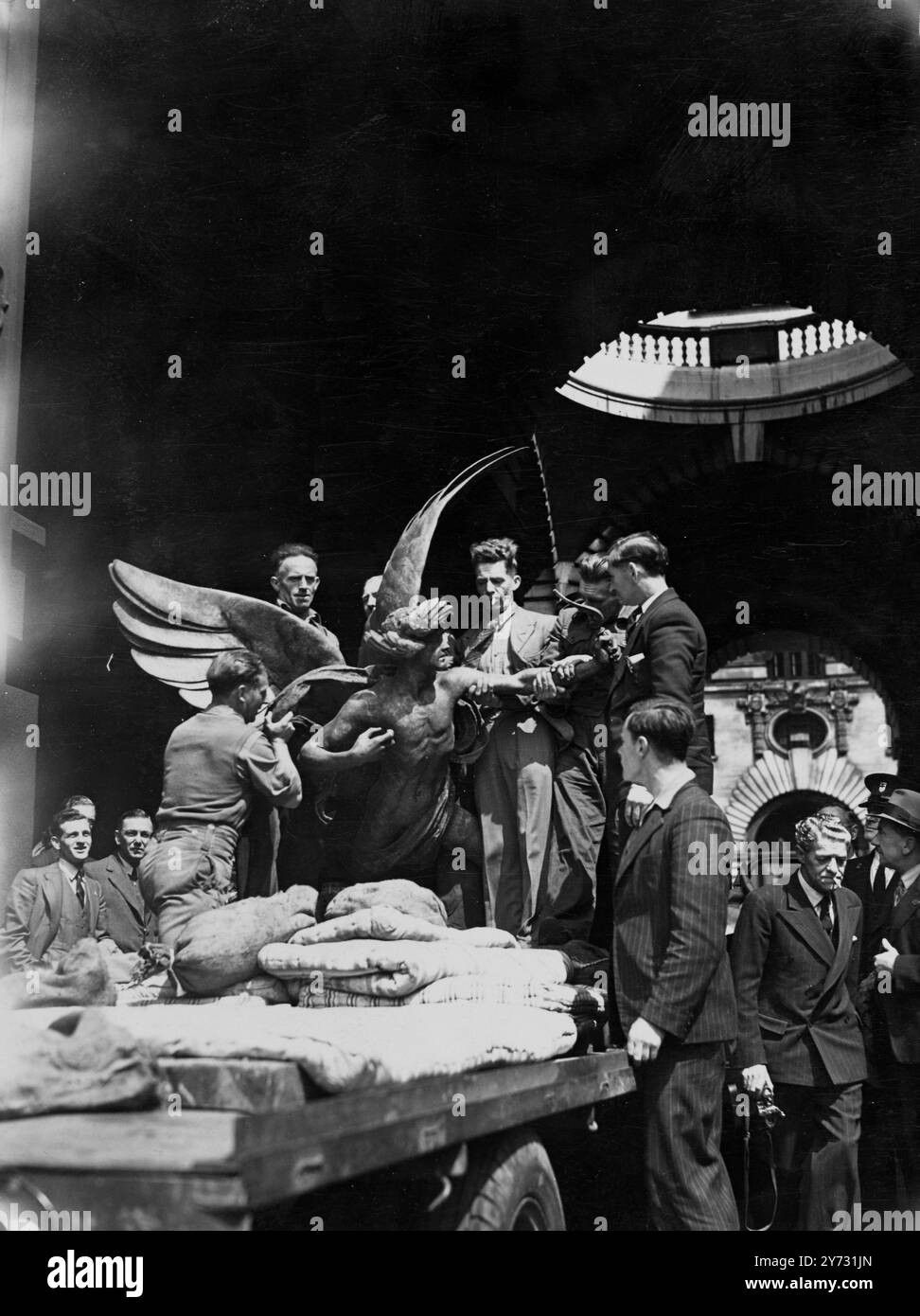 Eros sta tornando a casa. Eros, Dio alato dell'amore, sta per tornare al suo piedistallo a Piccadilly Circus, Londra, dopo un'esacerbazione di quasi 7 anni, ma la data della sua reerezione non è ancora stata annunciata. Nel frattempo, la famosa statua è arrivata alla County Hall dal suo lungo esilio a Cooper's Hill, Englefield Green, Egham, Surrey. Le immagini mostrano, Eros, che viene disimballato al suo arrivo alla County Hall, Londra, oggi (mercoledì), dove rimarrà in attesa del suo ritorno a Piccadilly Circus. 17 luglio 1946 Foto Stock