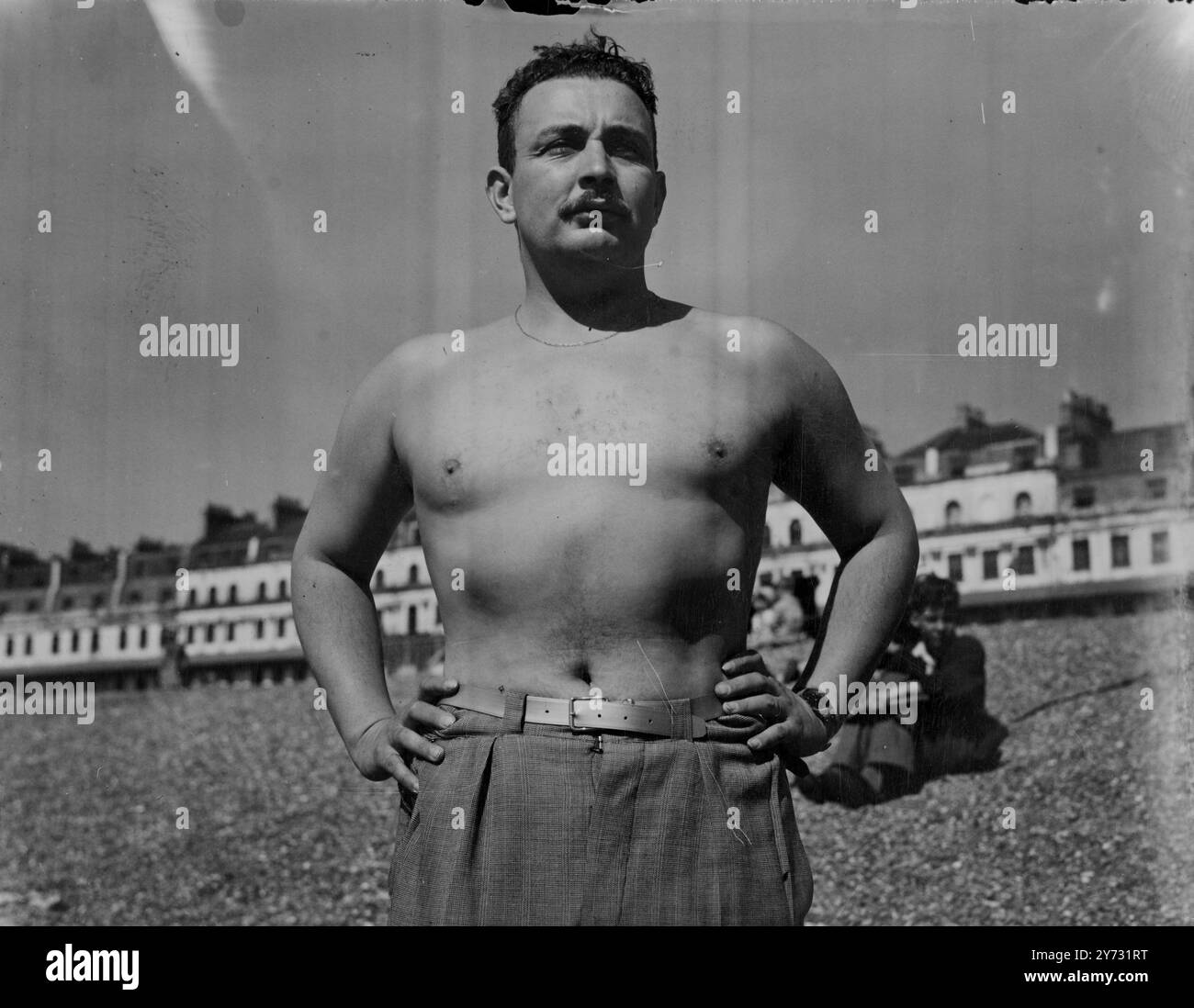 Canale nuotando di nuovo. Il 27enne George Berroeta, un mercante di vino di Santiago, in Cile, ha iniziato una seria formazione per il suo tentativo di nuotare nel Canale, il primo dal 1939. È in buone mani, e H Temme, che detiene la distinzione di essere l'unico nuotatore a battere il Canale in entrambi i modi, è responsabile della sua formazione e gli sta insegnando tutti i trucchi delle correnti e della marea. Berroeta ha già un impressionante record di nuoto. Detiene il record River Plate, con circa 73 km in 23 ore e 23 minuti, e ha rappresentato il suo paese ai Giochi Olimpici di Berlino. Ora si sta allenando a dover per il suo CH Foto Stock