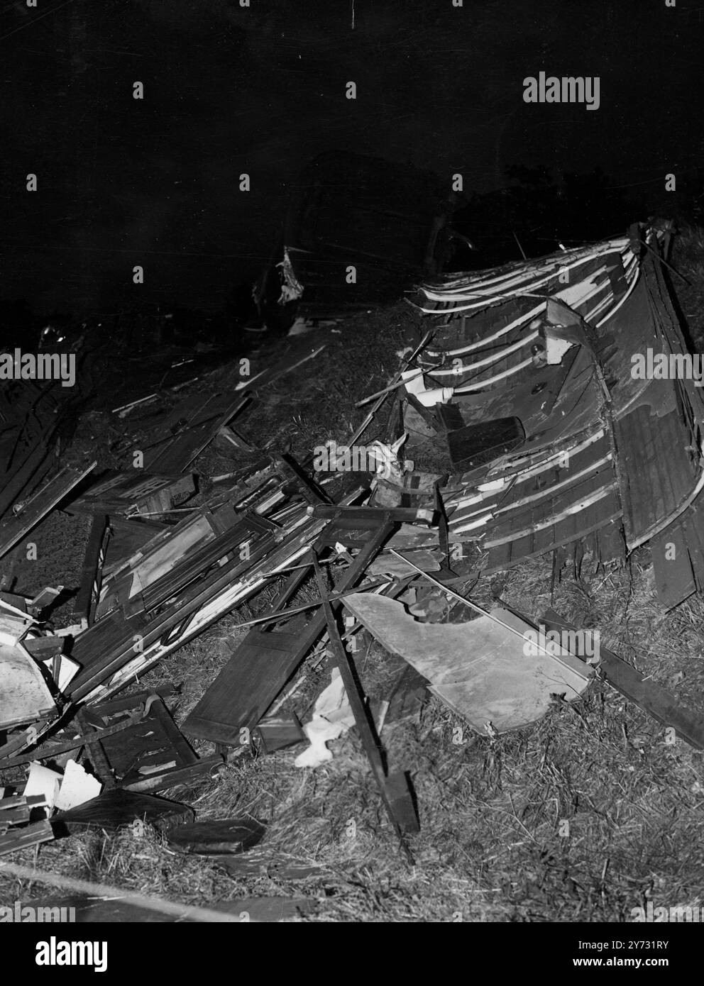 Scottish Express deragliato. Il King's Cross to Aberdeen Express è stato deragliato a Hatfield, Herts, stasera (lunedì). Spettacoli fotografici, una vista generale della scena. 15 luglio 1946 Foto Stock