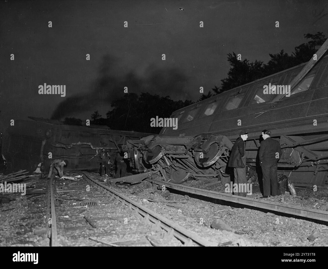 Scottish Express deragliato. Il King's Cross to Aberdeen Express è stato deragliato a Hatfield, Herts, stasera (lunedì). Spettacoli fotografici, una vista generale della scena. 15 luglio 1946 Foto Stock