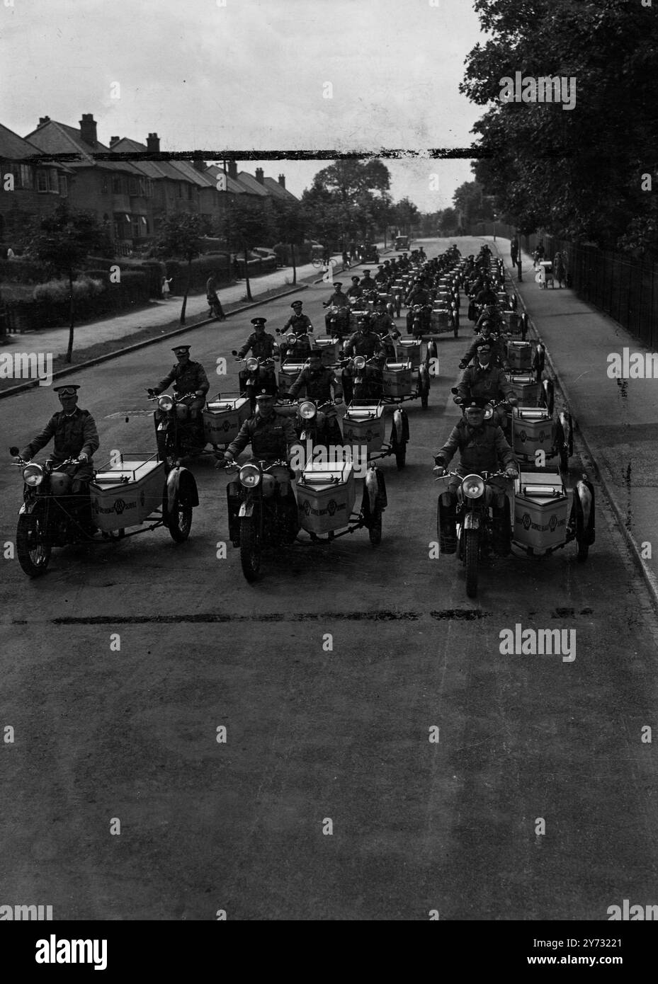 Di nuovo sulla strada. I primi 400 dei 1500 ex-militari che diventeranno Automobile Association Road Scouts hanno rilevato le loro nuove macchine e attrezzature BSA, e saranno presto descritti in dettaglio per i percorsi in tutto il paese. L'immagine mostra un convoglio di alcuni dei 400 AA Scout, che lasciano un punto di raccolta nelle Midlands. 4 luglio 1946 Foto Stock