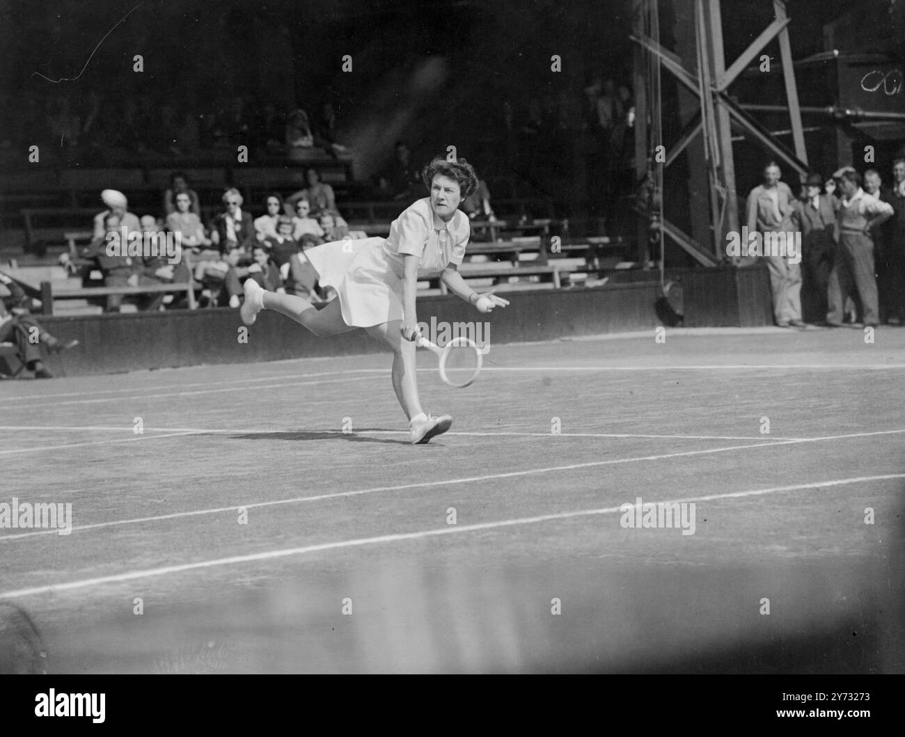 I primi campionati di tennis sul prato del dopoguerra furono aperti al club All England, Wimbledon, Londra, con 52 nazioni rappresentate. Immagini: Mrs Betty Hilton in gioco durante la sua partita persa contro la giocatrice americana Miss M Osborne a Wimbledon oggi. Luglio 1946 Foto Stock